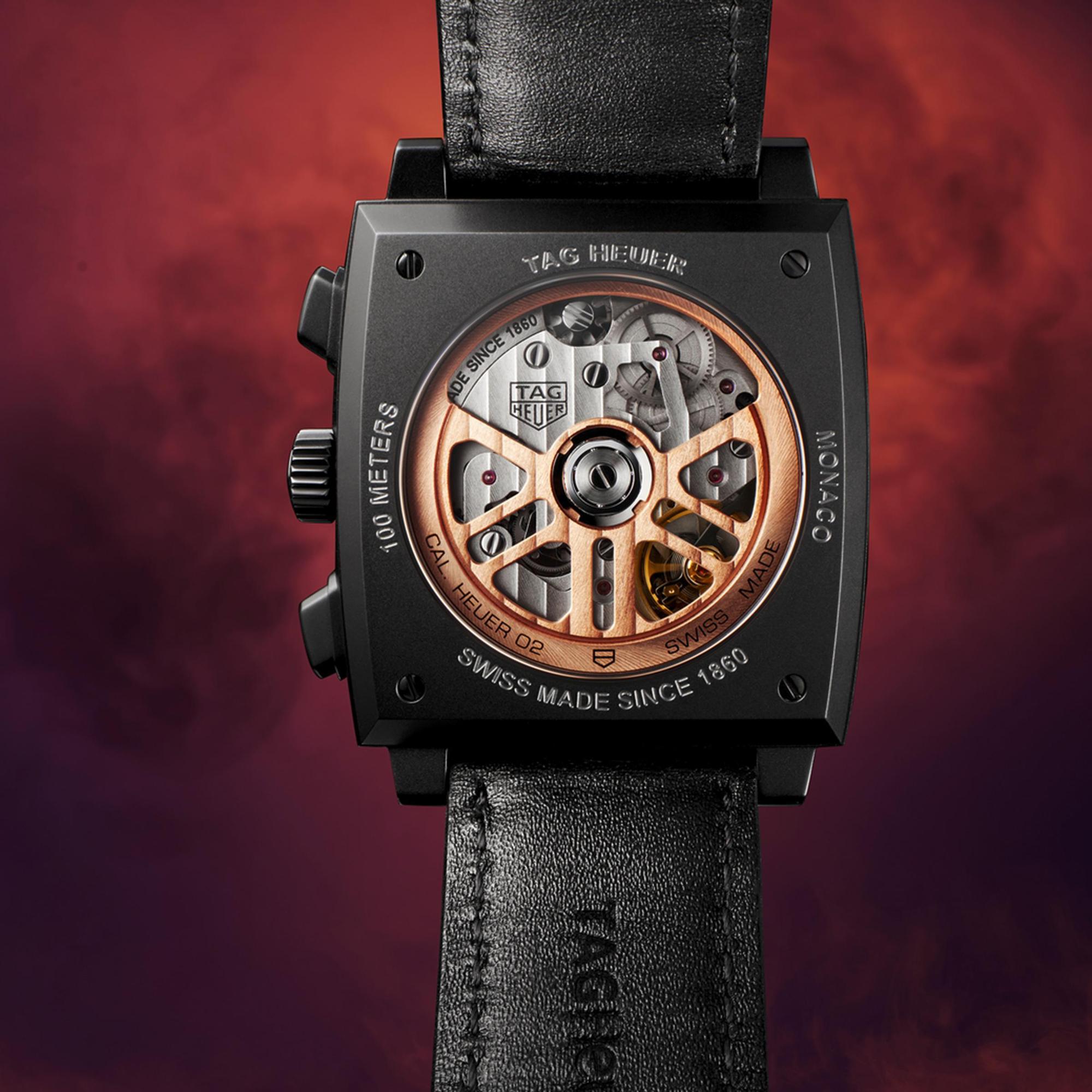 後底蓋可以欣賞Heuer 02機芯,其自動盤更特別施以玫瑰金塗層,與黑色錶殼形成強烈對比。