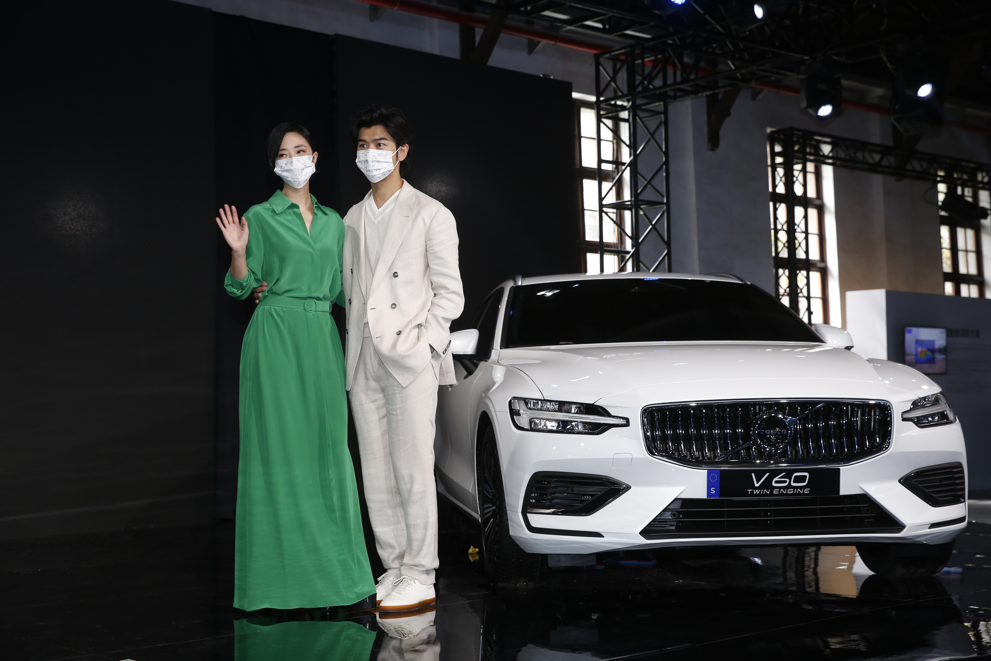 陳柏霖與桂綸鎂因拍攝《藍色大門》而認識,2人在Volvo汽車廣告再度合作,一起現身電能智研所發表會。