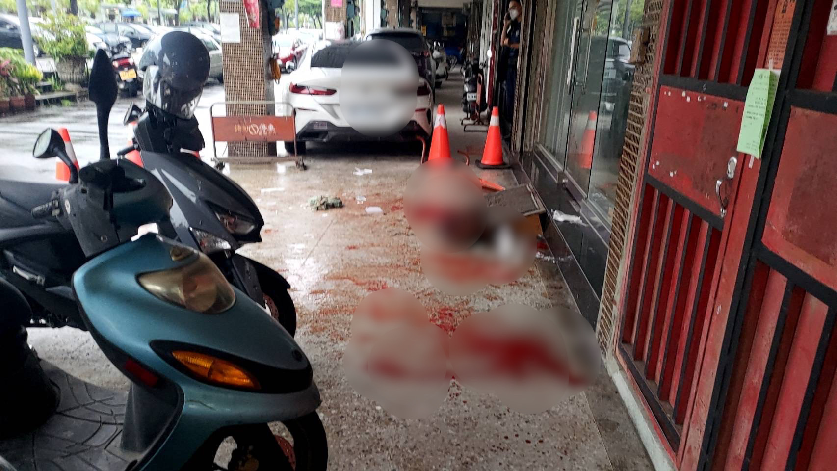 白男不滿李男在騎樓大聲咆哮，竟持刀下樓砍人。（翻攝畫面）