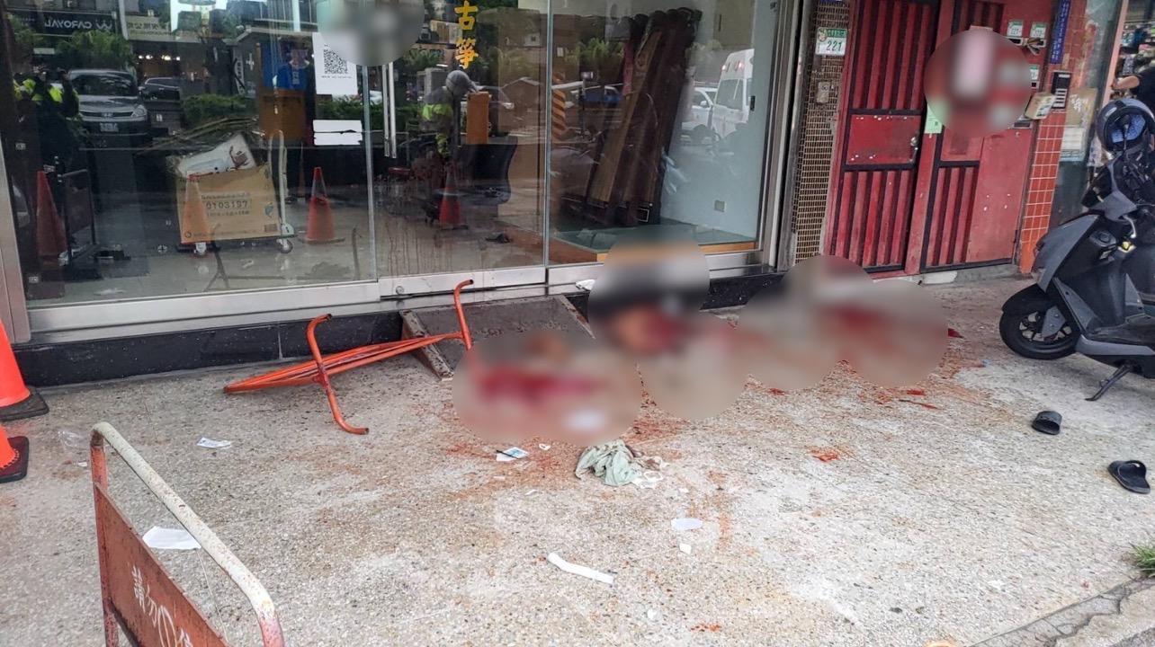 白男持刀砍殺李男，造成騎樓滿地是血。（翻攝畫面）