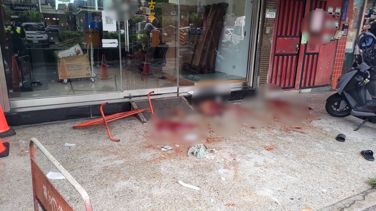 白男持刀砍殺李男，造成騎樓滿地是血。（翻攝畫面）