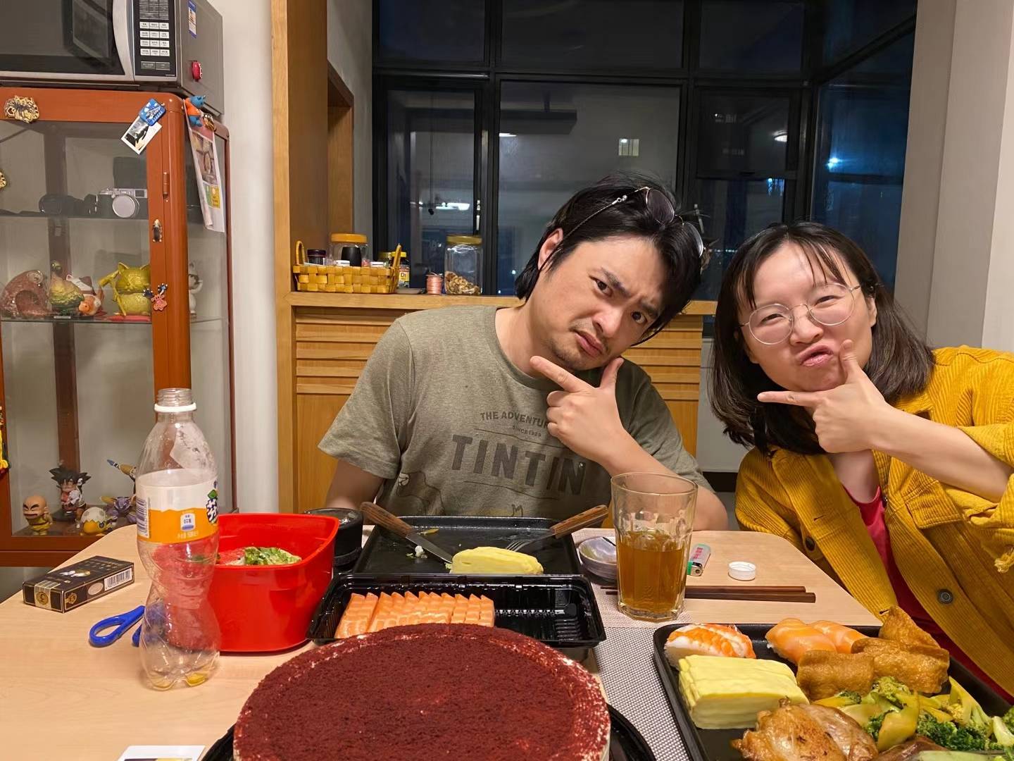 操盤搶下2千萬文化部影視補助的吳美麗，是中國籍製作人，吳的先生余沛（左），是《聰明鎮》的編劇。