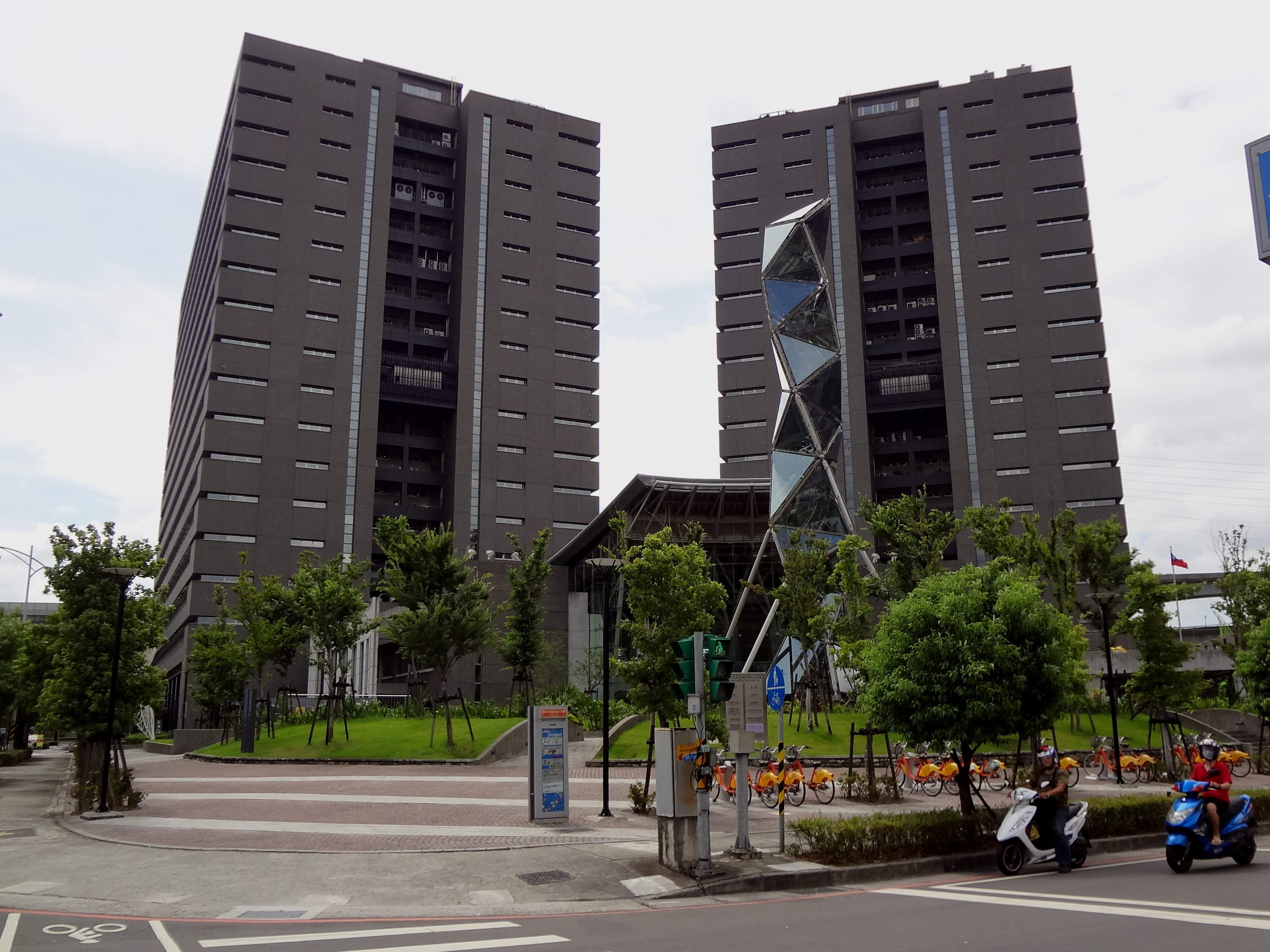 台片《聰明鎮》獲2000萬元補助金，卻傳出是中國籍製作人主創，對此文化部回應了。圖為文化部所在行政院新莊聯合辦公大樓。（翻攝自維基百科）