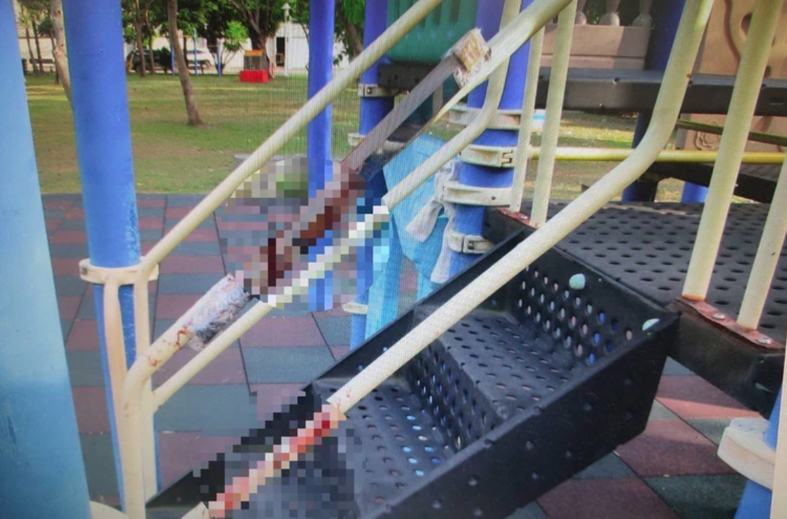 台南市頂美公園溜滑梯扶手遭人綁上西瓜刀。（翻攝畫面）
