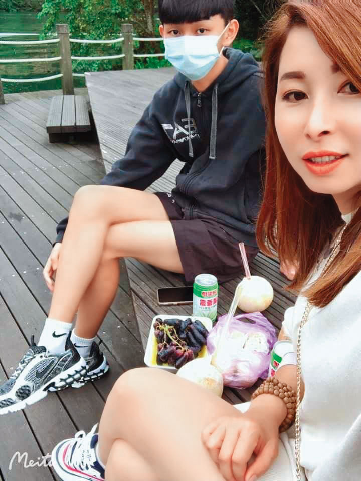 Kit(左)與離婚後在宜蘭自力更生的越南籍媽媽(右)。(Kit提供)
