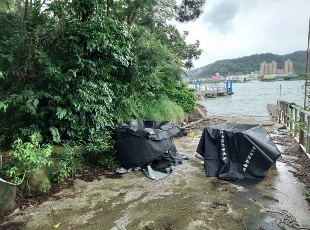 關渡橋一日出現2名男女浮屍，引發外界聯想、臆測，警方目前排除殉情可能。（翻攝畫面）