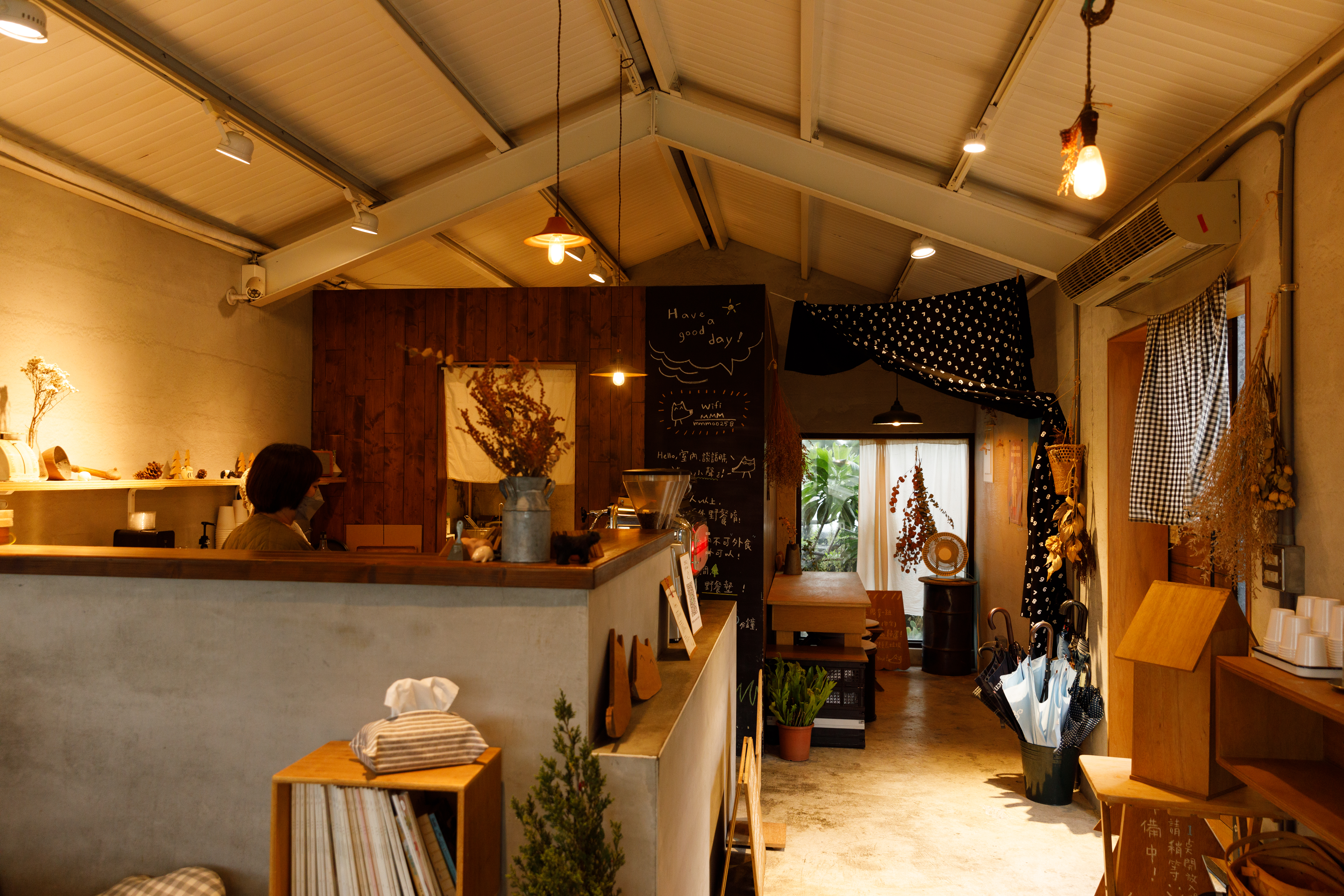小屋內部空間布置頗有日雜風,清新宜人。