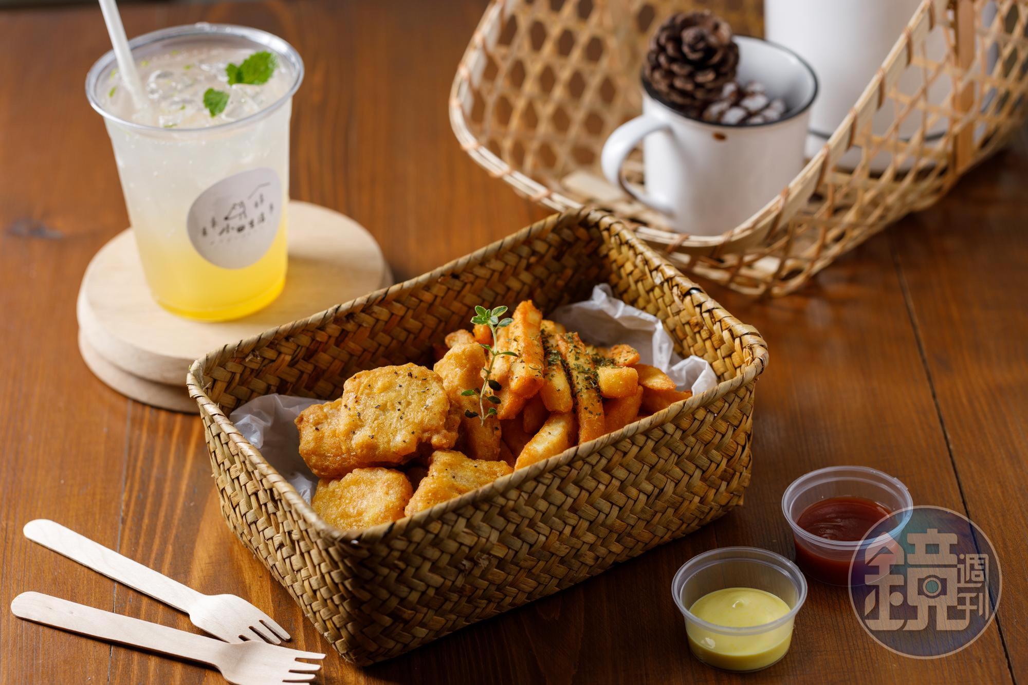 店內提供簡單鹹食「蜂蜜芥末/原味脆薯」(右前,90元/份)、「好吃黃金雞塊」(左前,90元/份),與「百花蜜檸檬氣泡水」(後,135元/杯)。