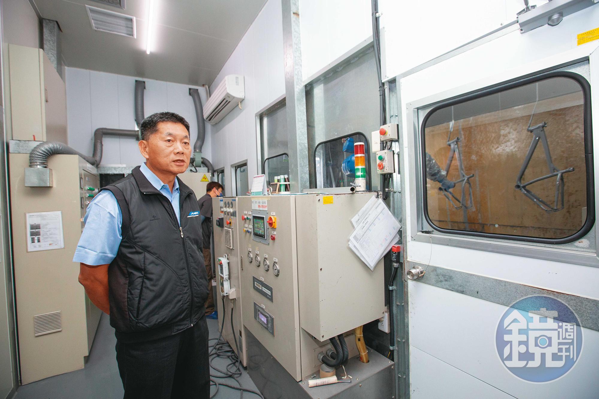 明係遷至彰化大村廠時,江永平(左)買了3台自動化機械手臂取代人工塗裝,讓車架上色更均勻。
