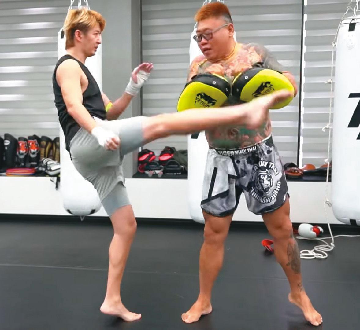 陳秋實（左）在家附近的小拳擊館中練習。（翻攝自YouTube）