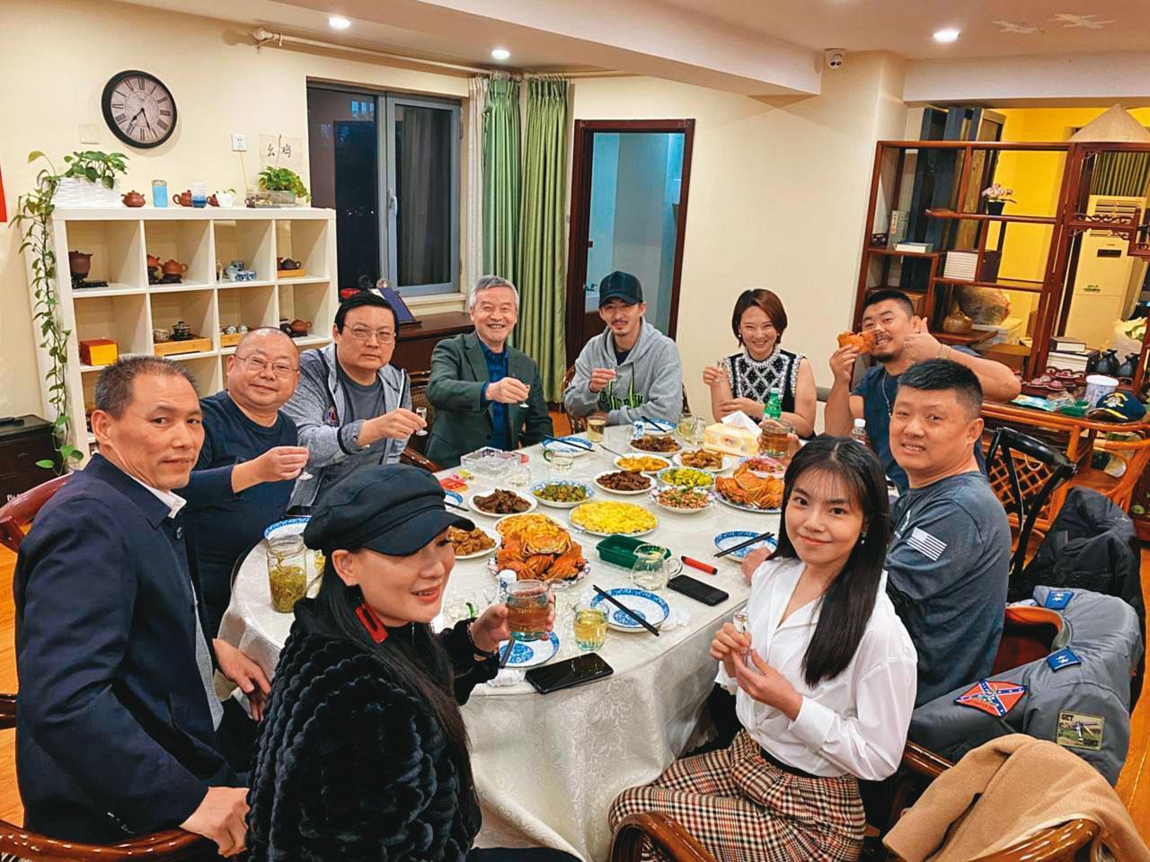 取保候審期滿後，2021年10月陳秋實在北京與法律、媒體界的前輩同桌聚會。（陳秋實提供）