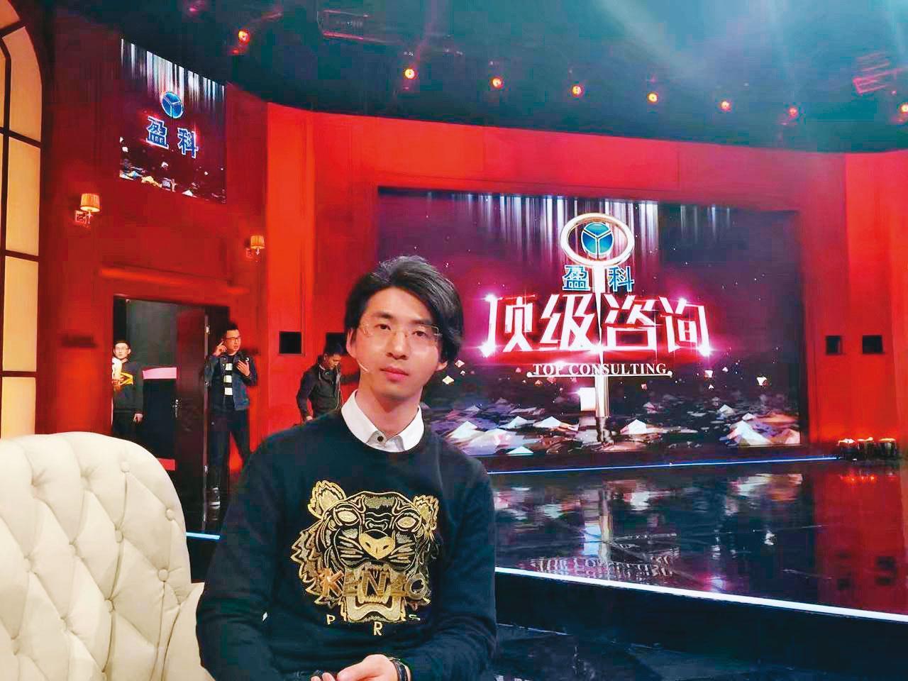 陳秋實表演脫口秀時被電視台相中，參加演說比賽奪得名次，經常上電視節目。（陳秋實提供）