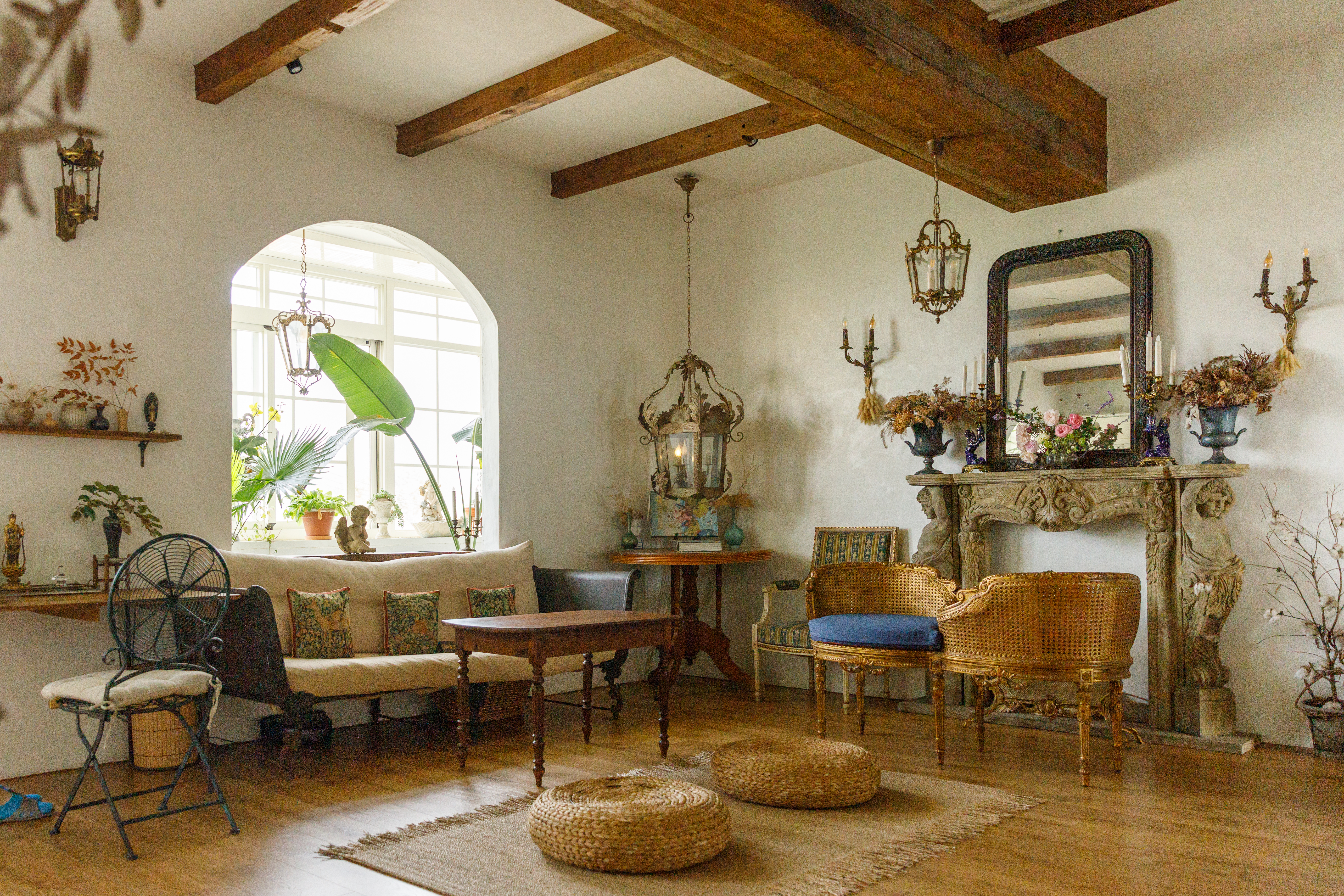 花藝及古董傢俱構成「波粼Bling」一派法式優雅鄉村風格的空間，有如歐美居家雜誌上的美照，也是一家人的生活日常。