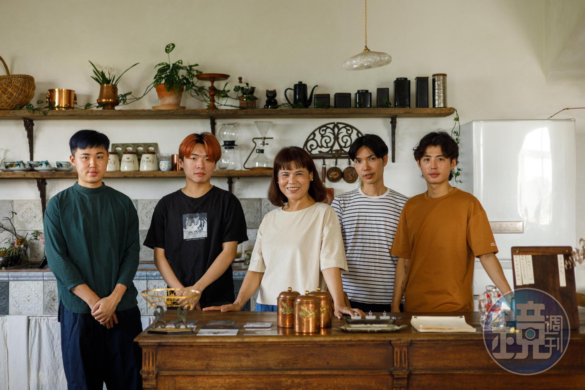 媽媽Anma（中）與小兒子Axan（左一）負責空間和花藝，大兒子Adam（右一）與夥伴August（左二）、Seven（右二）分別負責料理及外場服務。