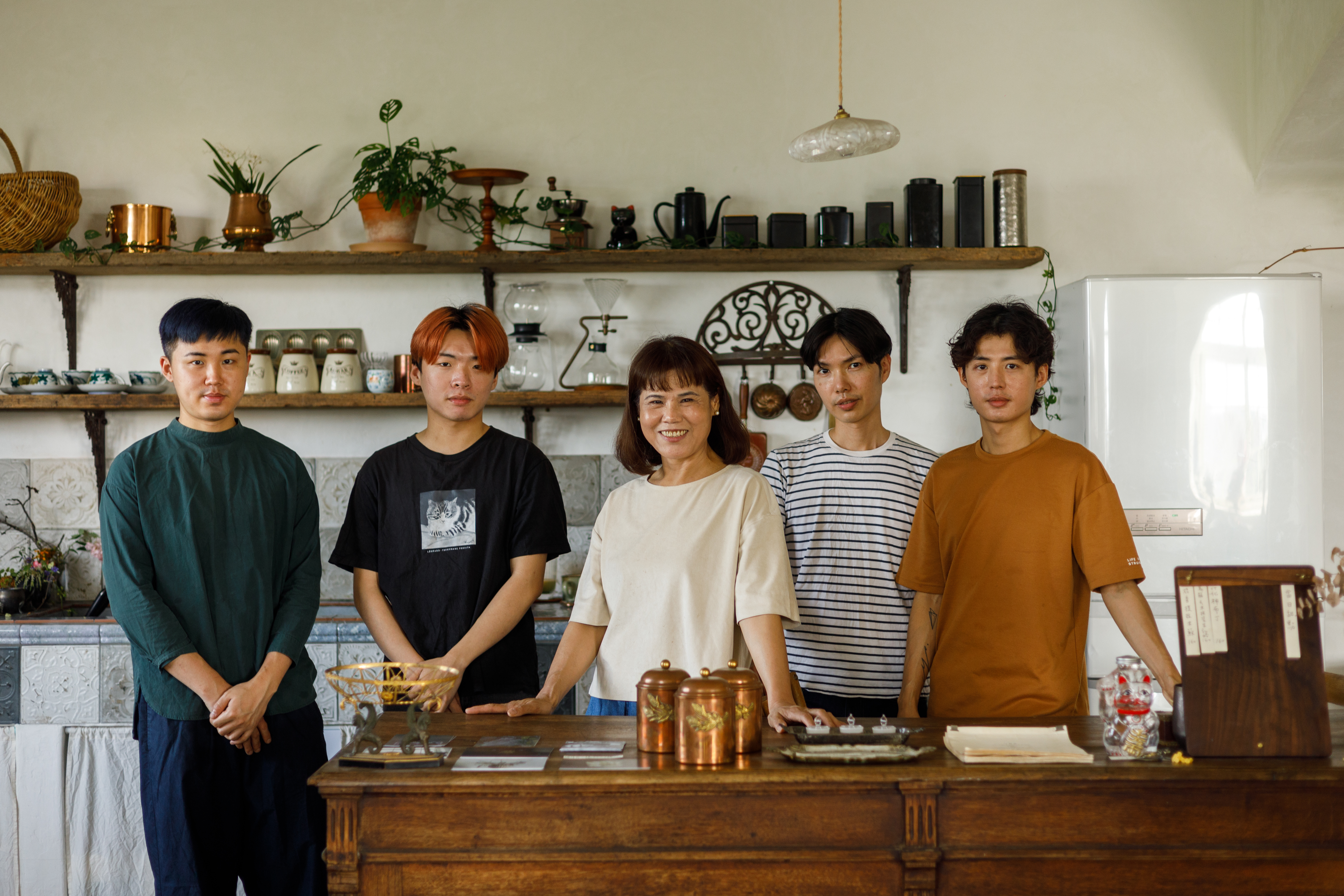 媽媽Anma(中)與小兒子Axan(左一)負責空間和花藝,大兒子Adam(右一)與夥伴August(左二)、Seven(右二)分別負責料理及外場服務。