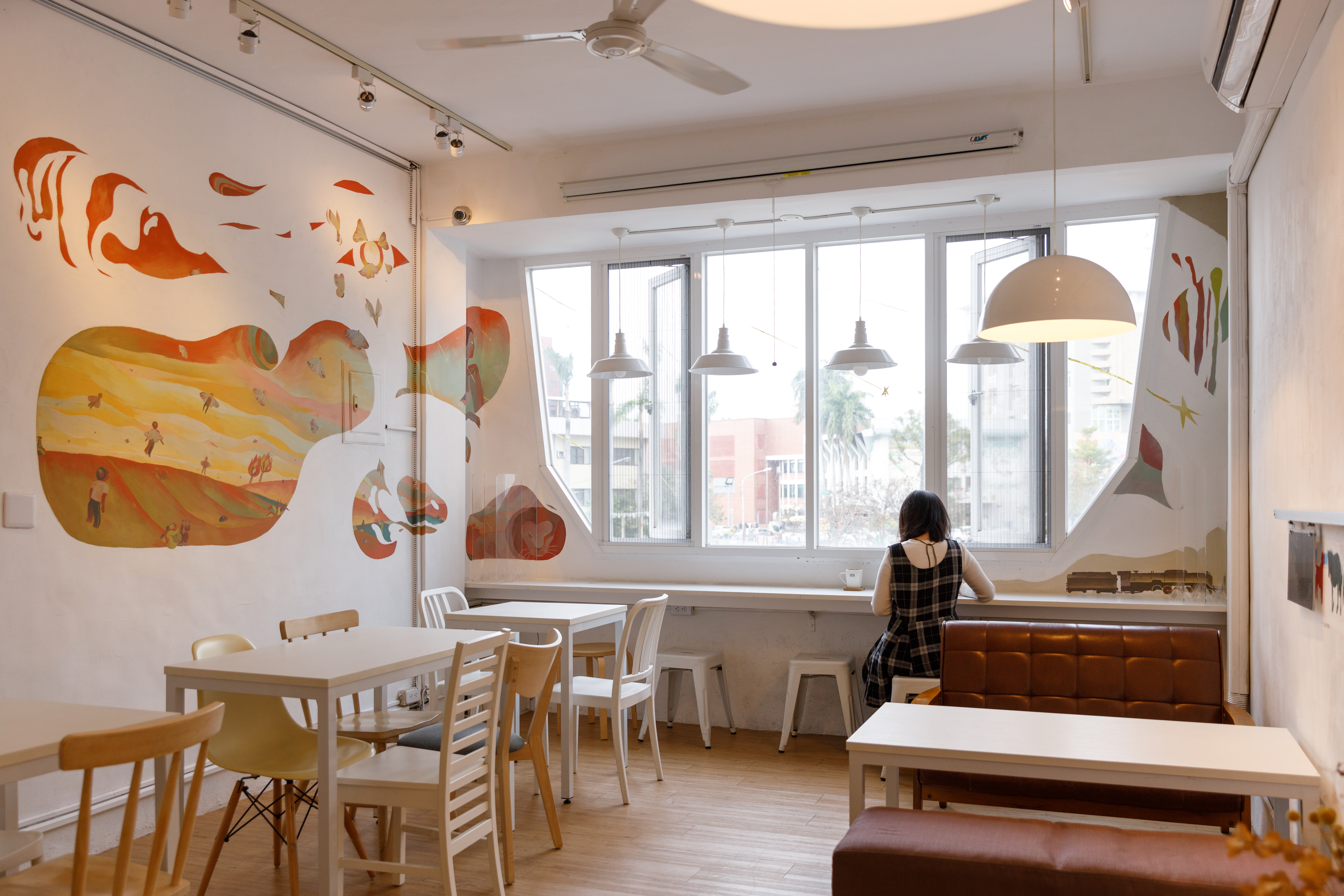 前陣子在「白色方塊」展出的「跨．時域創作展」，插畫家林虹亨將鐵道詩人錦連歷經白色恐怖的心境，重新詮釋後化為創作。