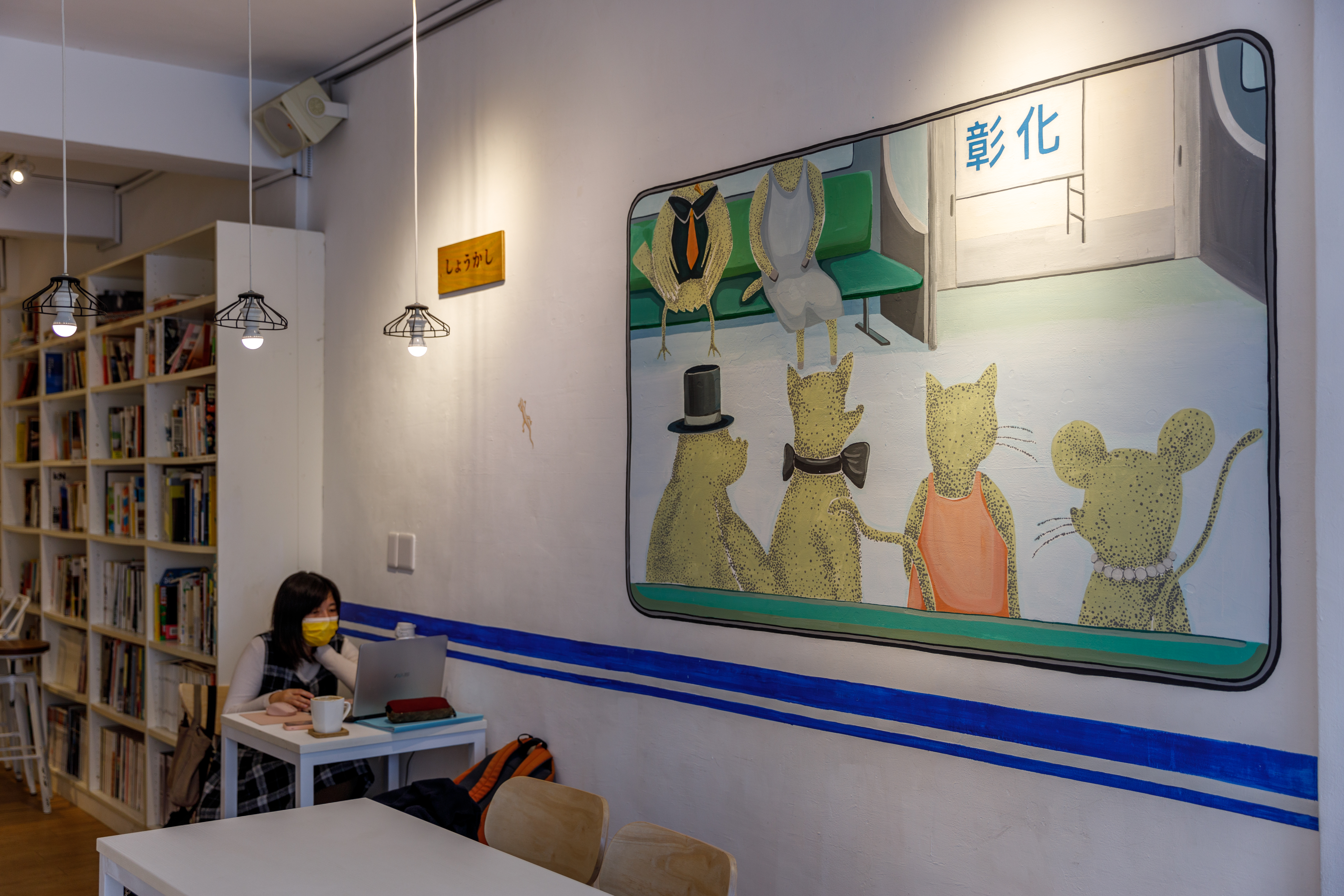 咖啡館平日做為展覽布置的牆面，這次首度成為插畫家現地創作的畫布。