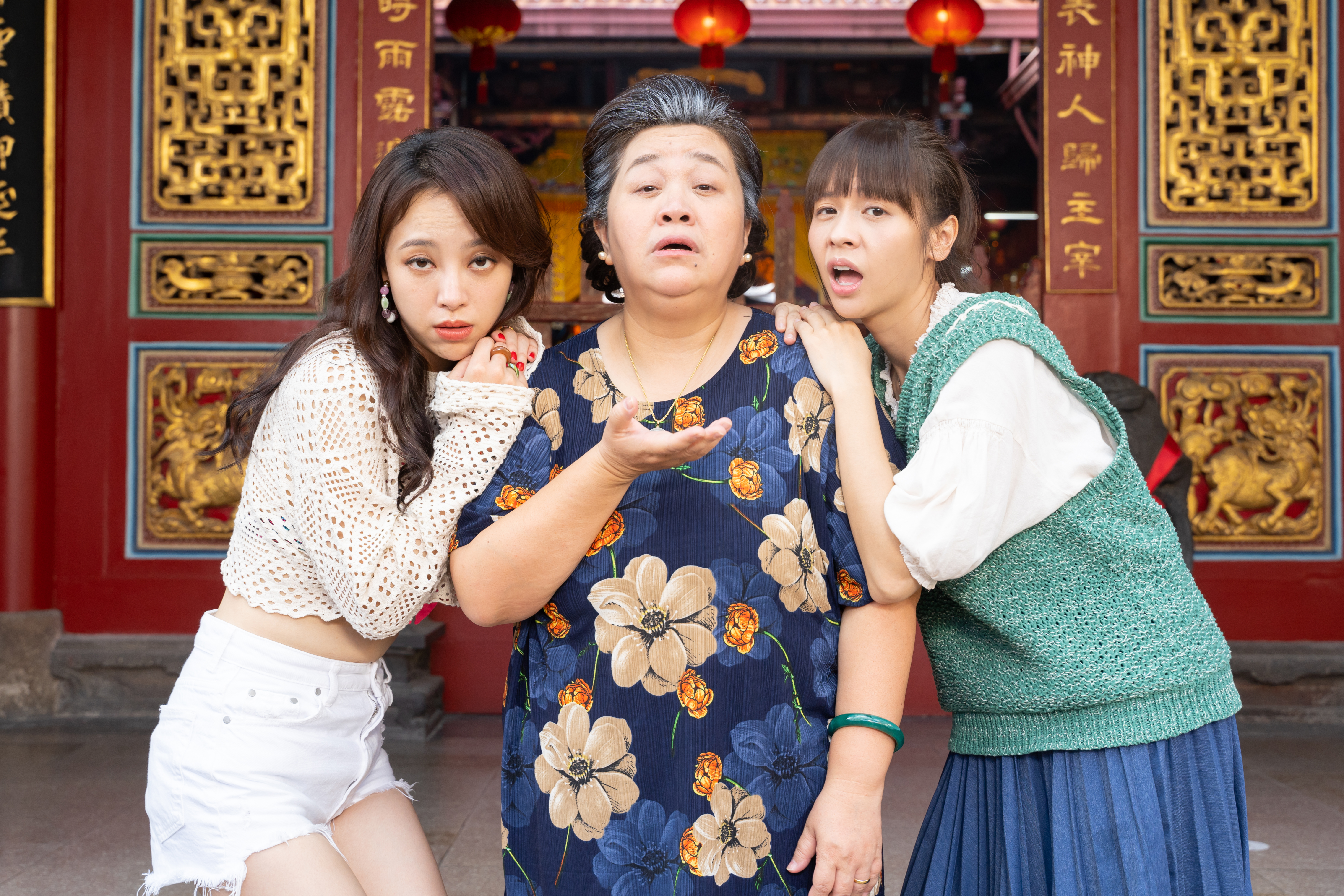 鍾欣凌與黃姵嘉凌晨1、2點就起床開工，林筳諭也在八點檔拍攝完後殺到台南，3人都一臉沒睡飽樣子。（群之噰傳播、伯樂影業提供）