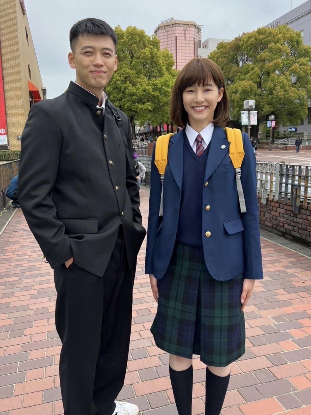 新木優子(右)飾演竹內涼真的初戀,劇組日前也搶先公開兩人的制服造型。(翻攝自官方Twitter)