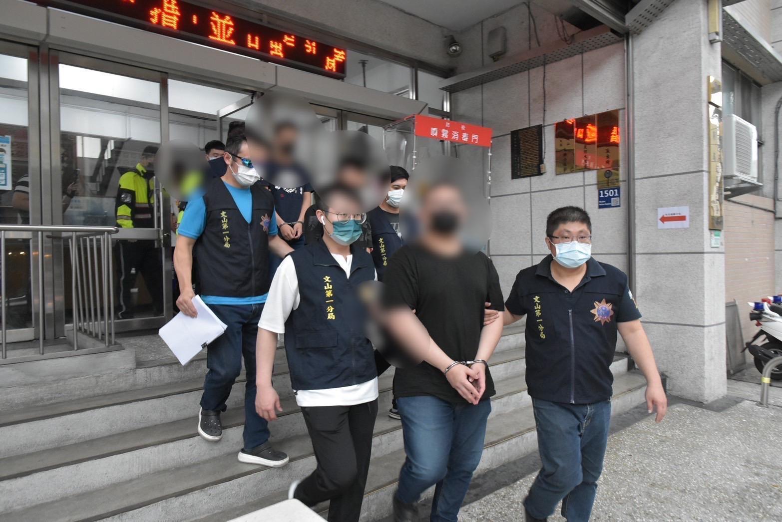 警方循線逮捕主嫌邱男及共犯等7人。(翻攝畫面)