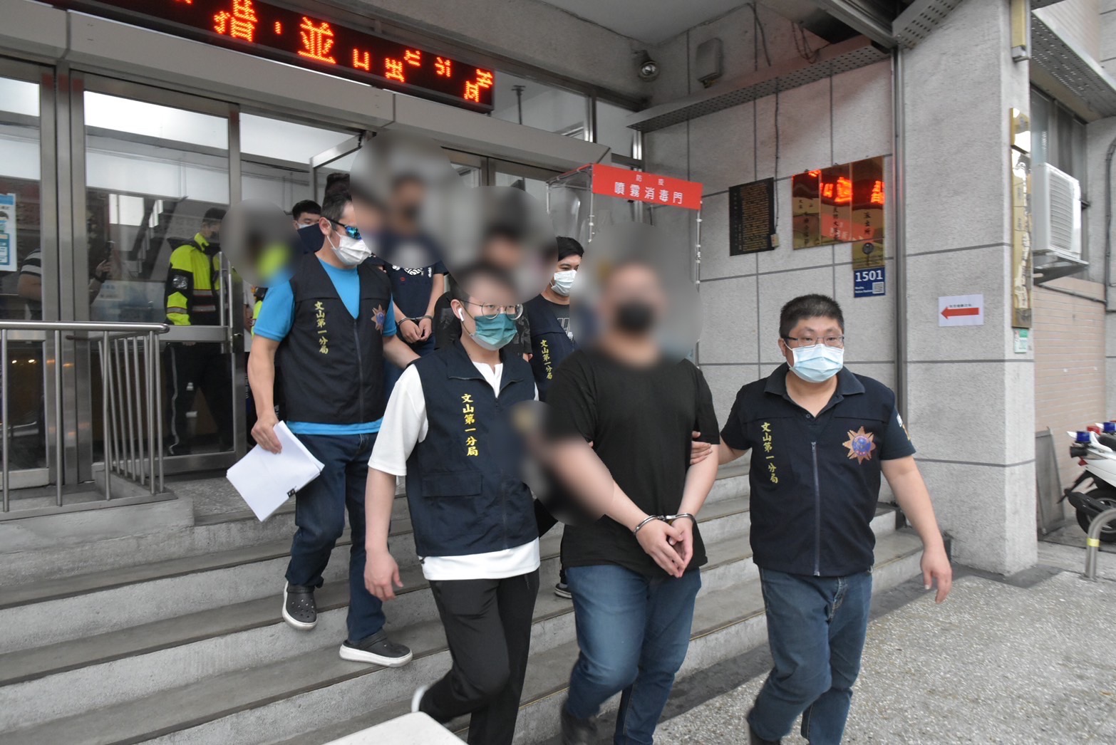 警方循線逮捕主嫌邱男及共犯等7人。（翻攝畫面）