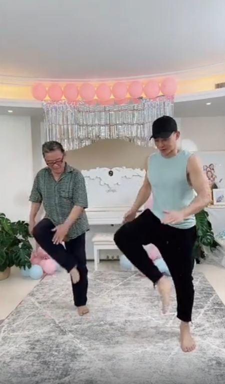 上海解封，李立群合體劉畊宏跳了一小段〈本草綱目〉健身操。（翻攝自李立群抖音）