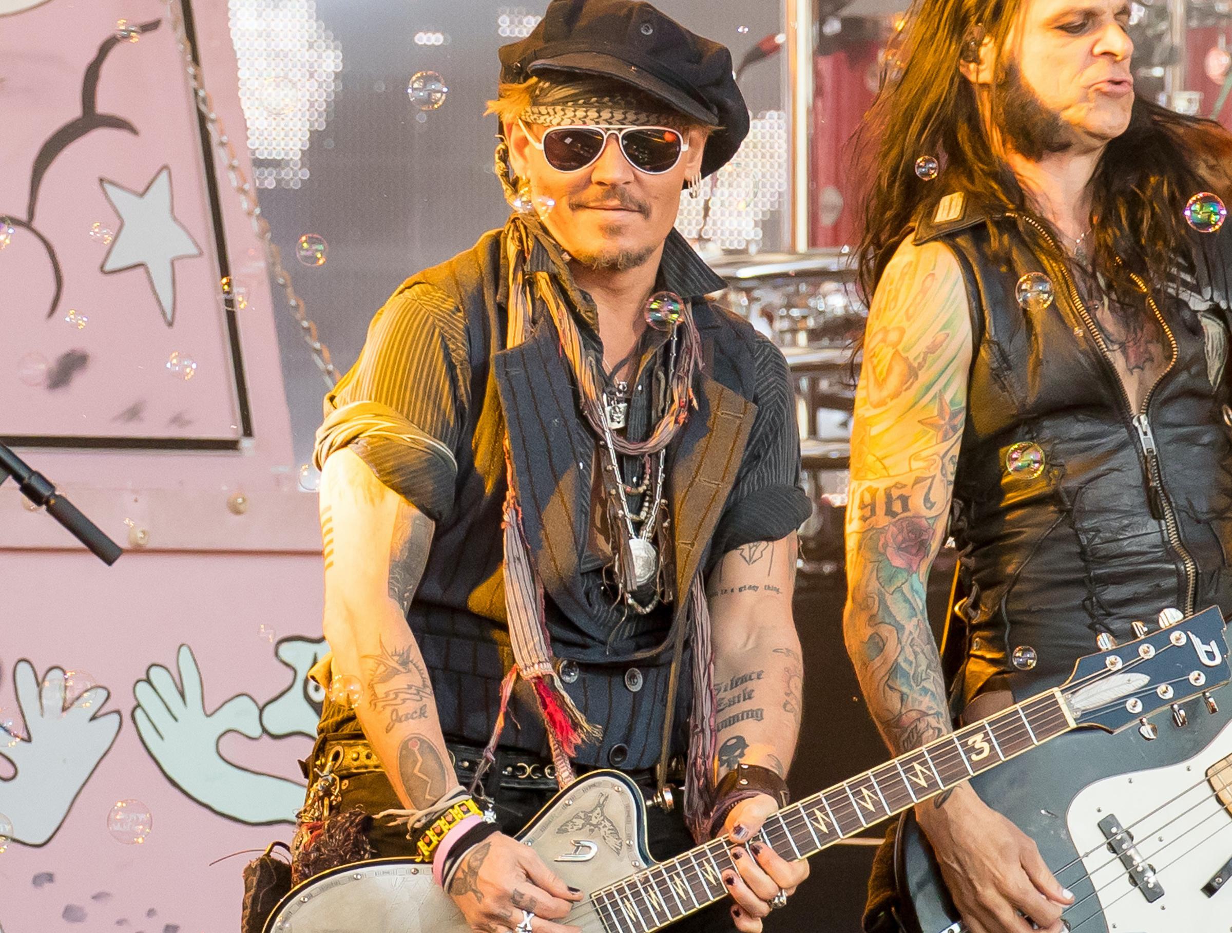 強尼戴普顯然決定要重回音樂的懷抱，待在英國擔任搖滾樂手傑夫貝克連續2場演出的嘉賓，這是2016年他在洛杉磯戶外公演的神情。（東方IC）