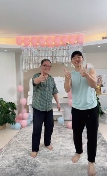  李立群和劉畊宏跳了一小段健身操，2人對鏡頭開心比讚。（翻攝自李立群抖音）