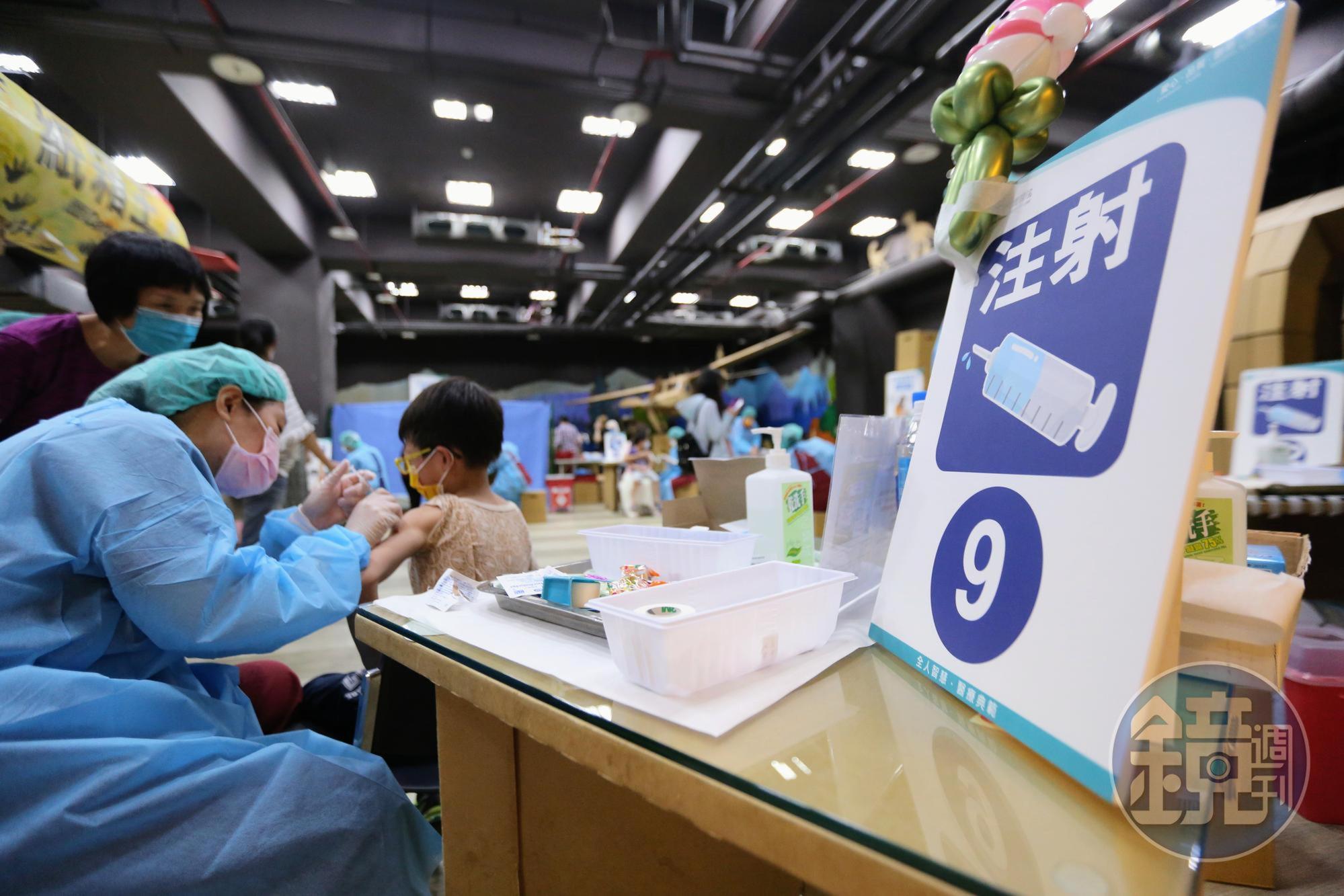 近來兒童新冠疫苗陸續開打，不過許多家長對於孩子打疫苗仍有許多疑問。（示意圖，本刊資料照）