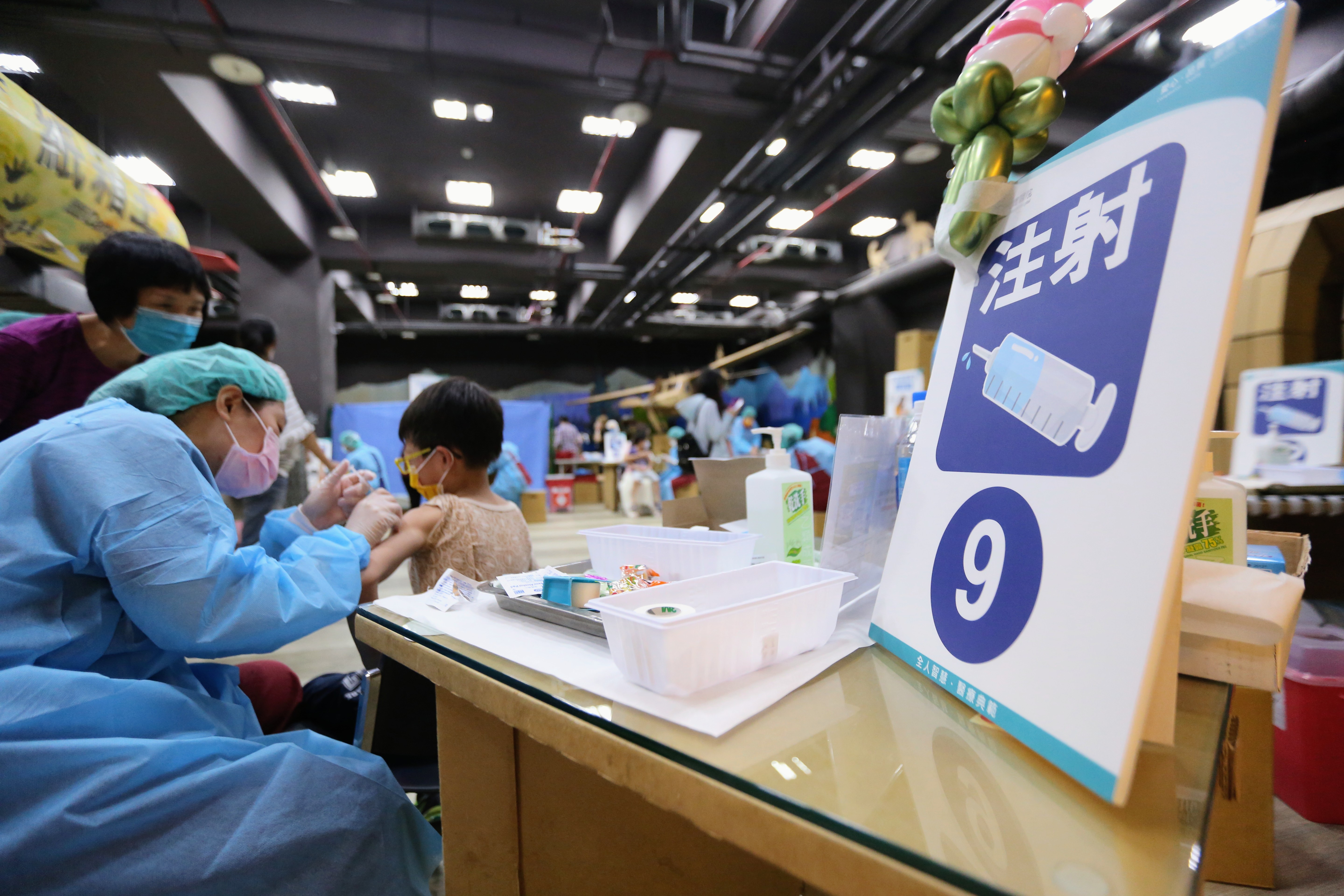 近來兒童新冠疫苗陸續開打，不過許多家長對於孩子打疫苗仍有許多疑問。（示意圖，本刊資料照）