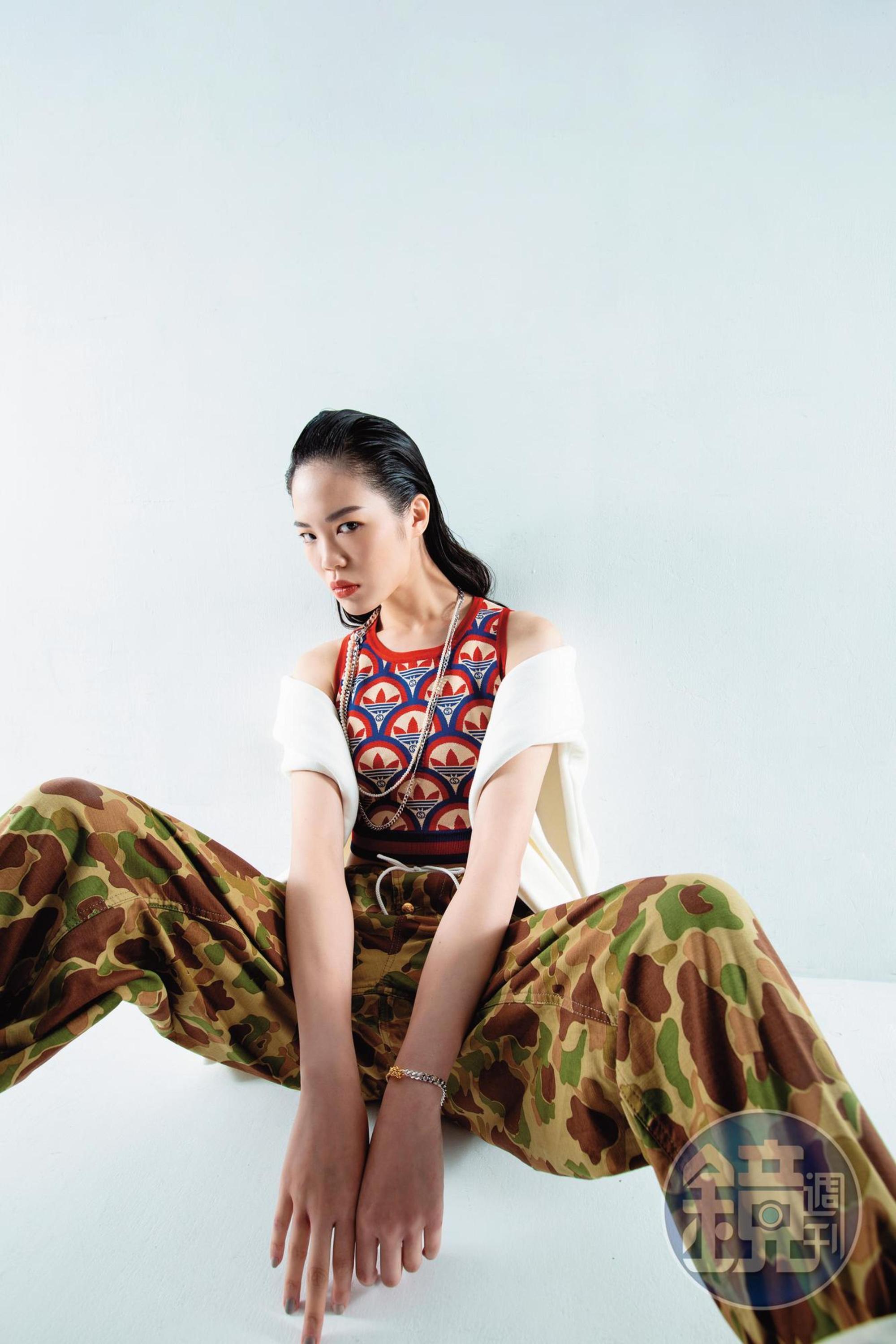 連帽衛衣NT$33,500 by adidas x GUCCI；多色針織上衣NT$56,000 by adidas x GUCCI；迷彩抽繩長褲NT$36,000 by CELINE；銀色珍珠多層鎖鏈項鍊NT$6,880 by OYJ；漸層雙色鎖鏈手鍊NT$4,300 by OYJ。