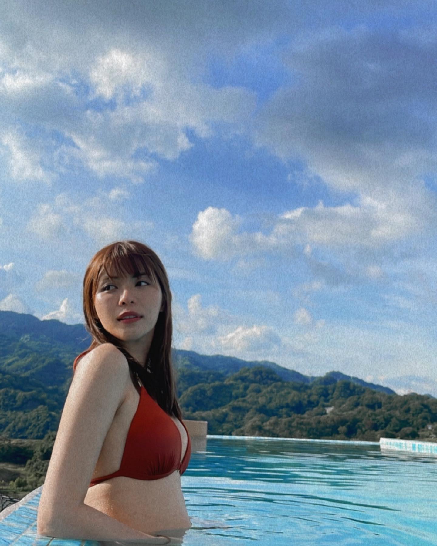 網友對於林萱瑜比基尼照片,紛紛留言「好美好辣」「美呆了,我有嚇到…身材真辣」「戀愛了啦」。(林萱瑜臉書)