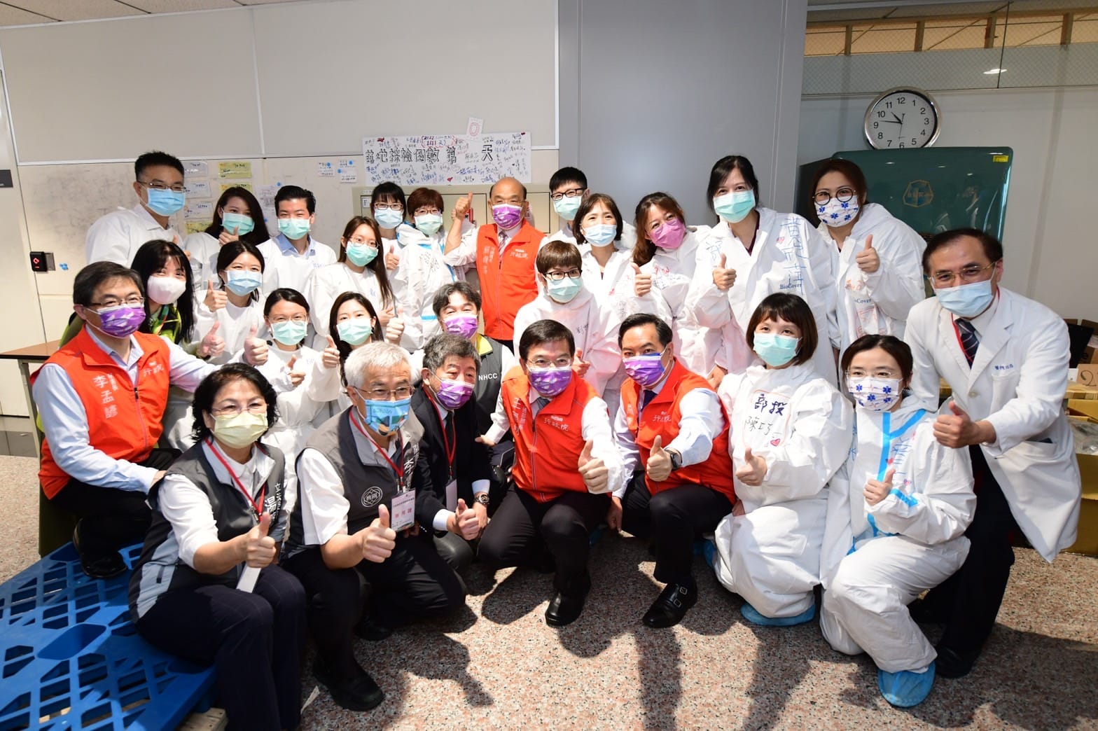 行政院長蘇貞昌、衛福部長陳時中翰立委們最後一天到桃園機場給大家加油勉勵。（翻攝自王必勝臉書）