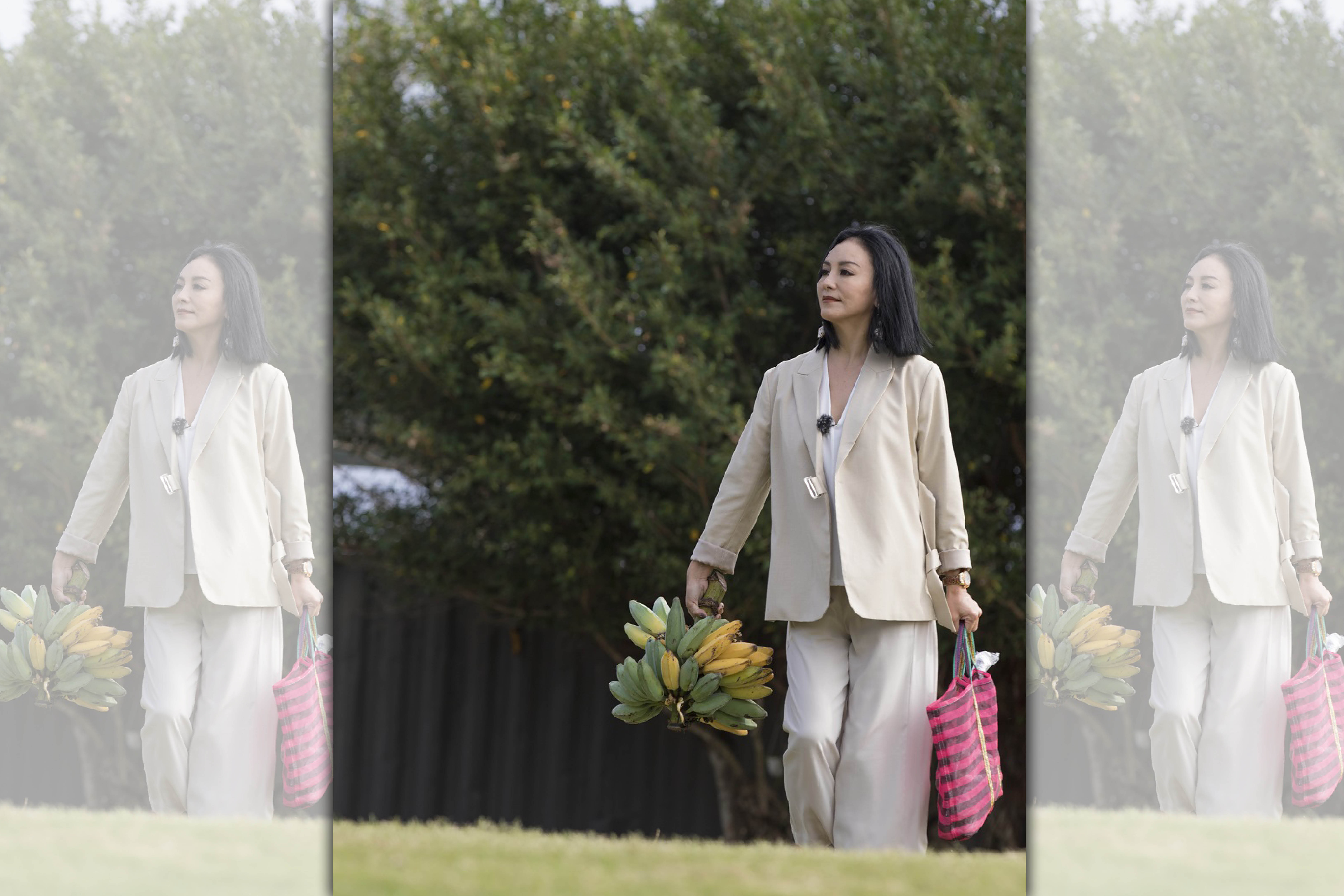 田麗帶著自己種的蔬果上節目錄影。（東森提供）