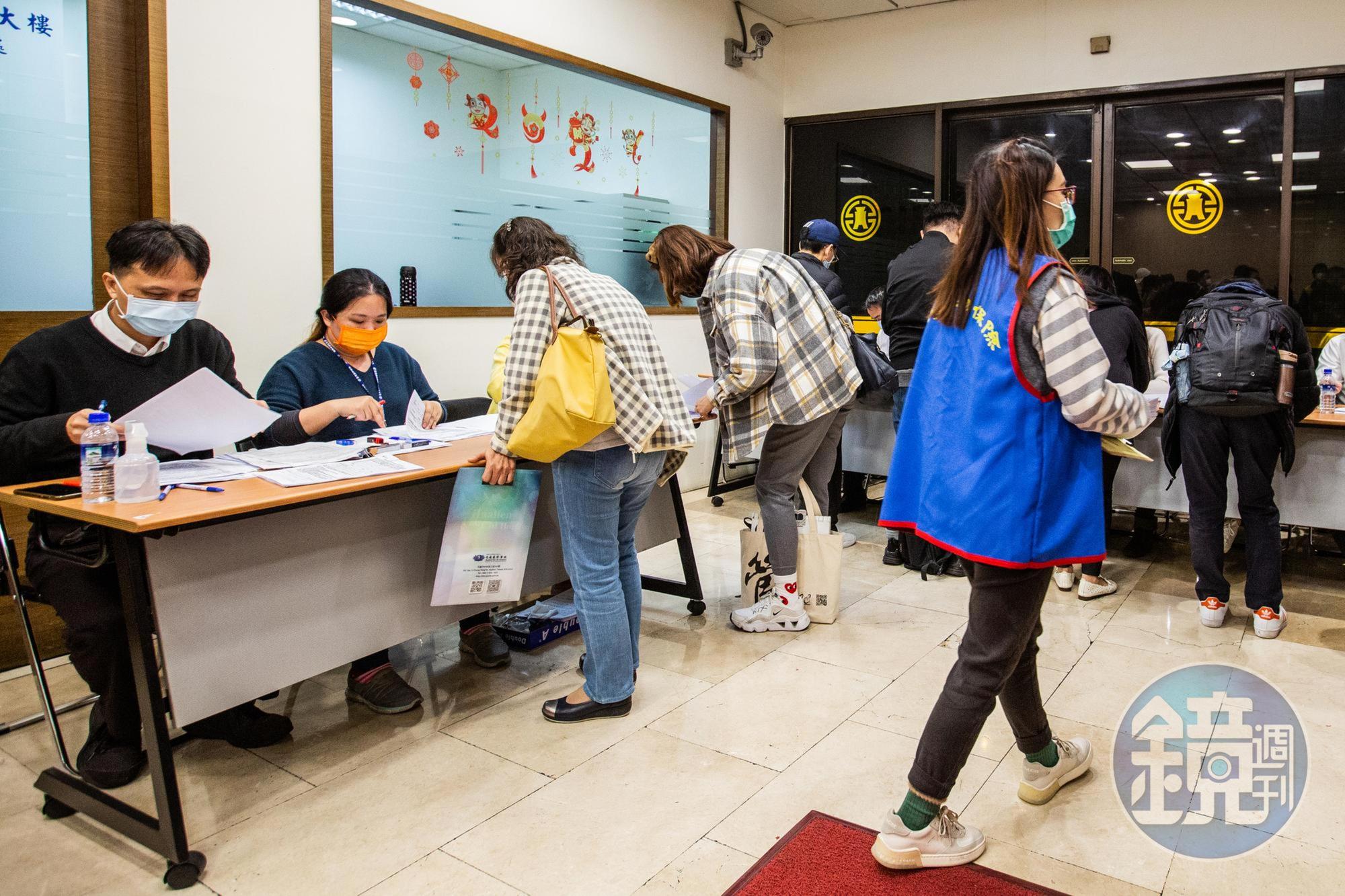 防疫保單亂象未停歇,市場上充斥著拖延核保、保戶親簽、補正作業、重複投保等問題。
