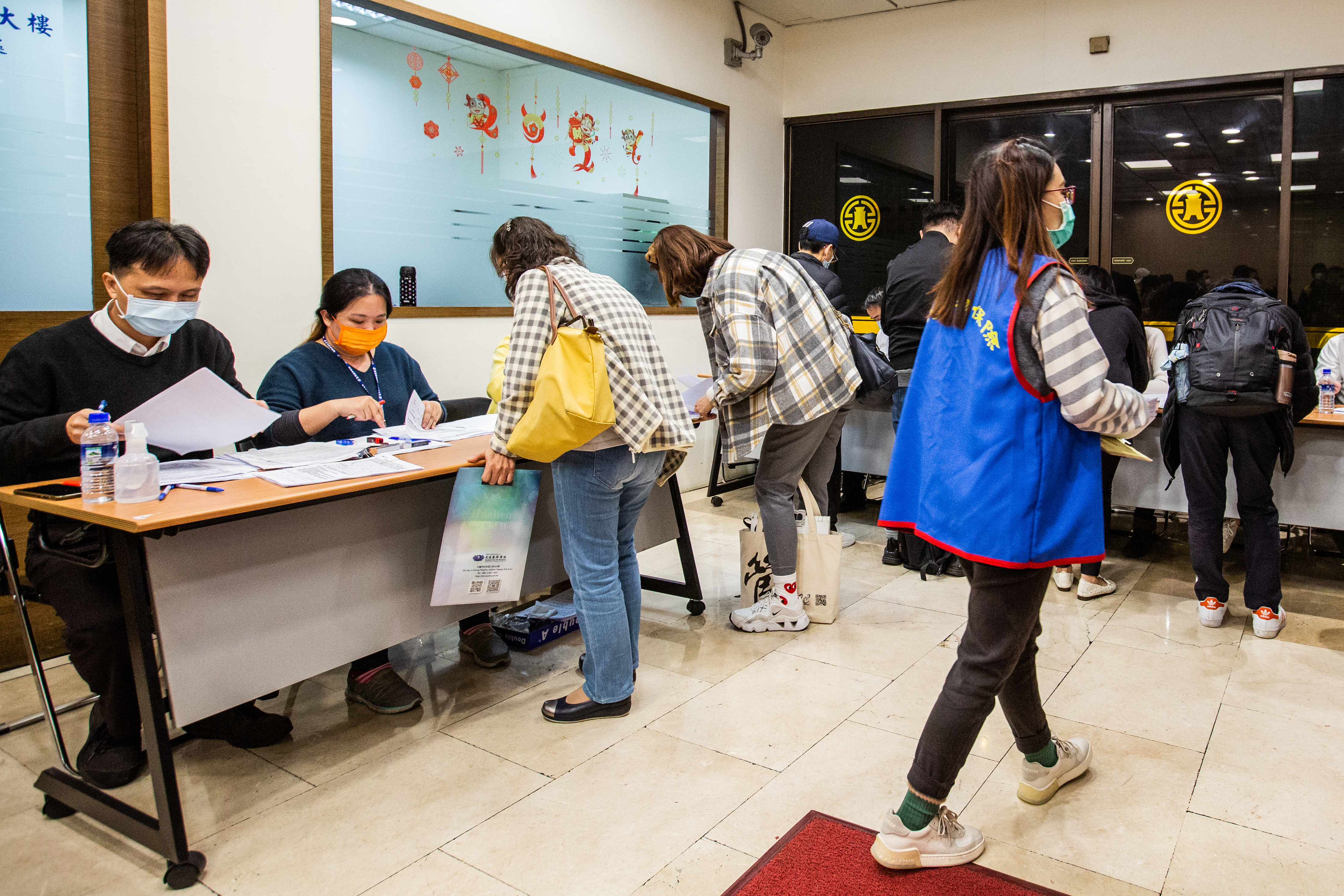 防疫保單亂象未停歇，市場上充斥著拖延核保、保戶親簽、補正作業、重複投保等問題。