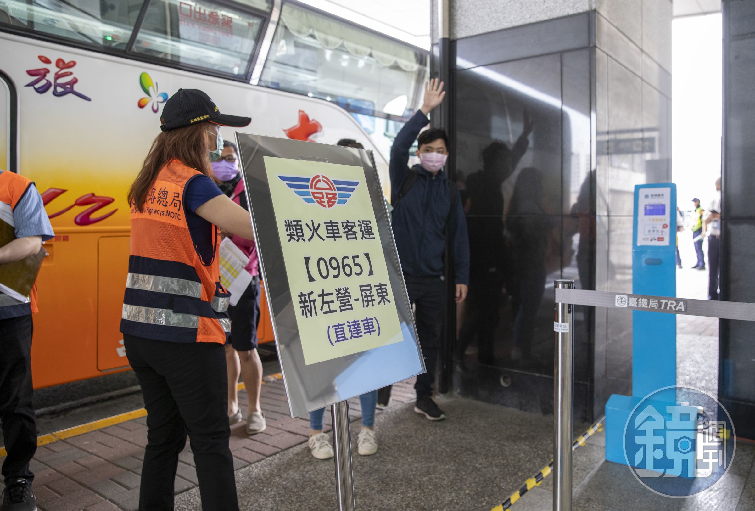 遊覽車和客運業者在五一當天支援類火車路線，卻傳出台鐵至今仍拖欠款項。