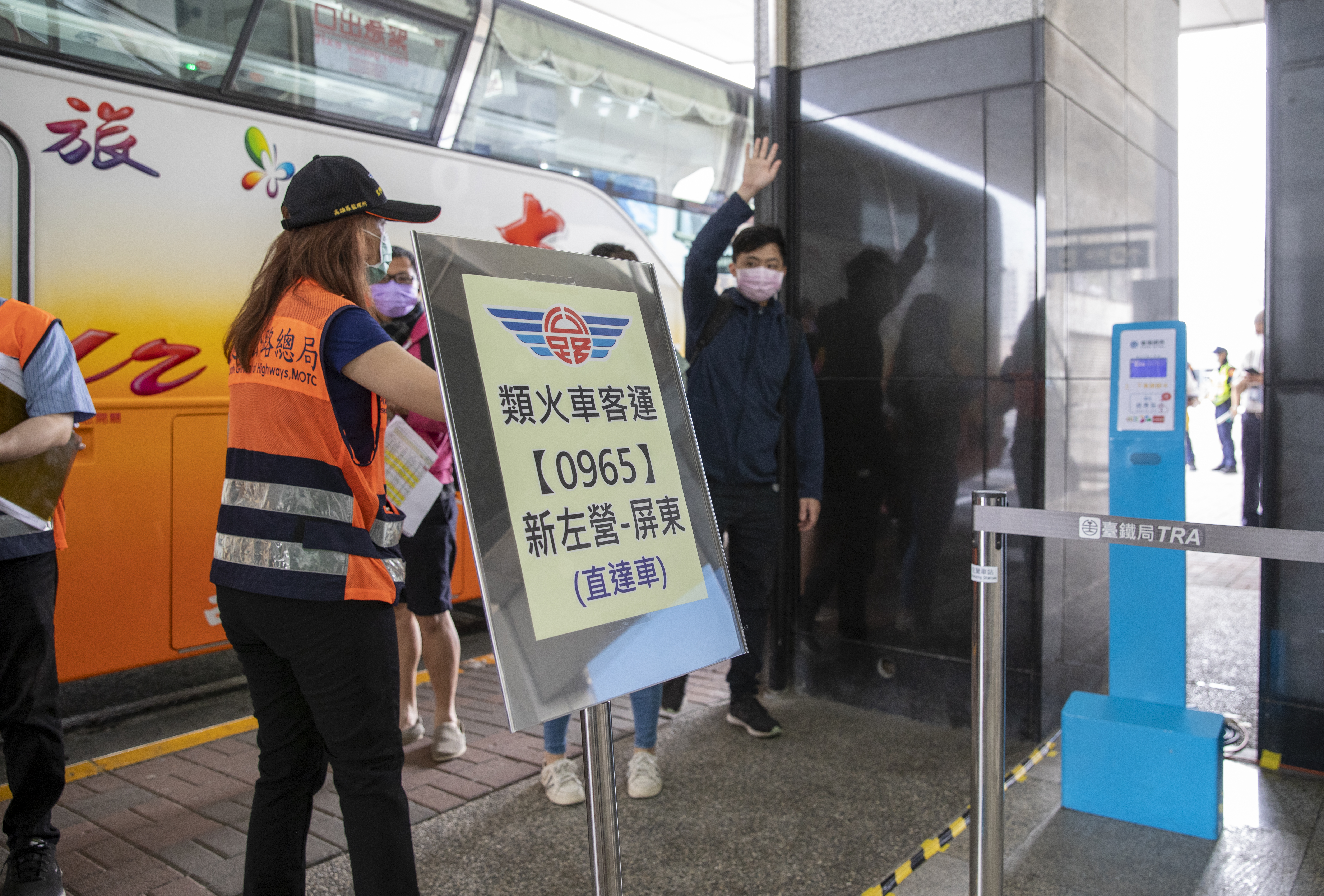 遊覽車和客運業者在五一當天支援類火車路線，卻傳出台鐵至今仍拖欠款項。