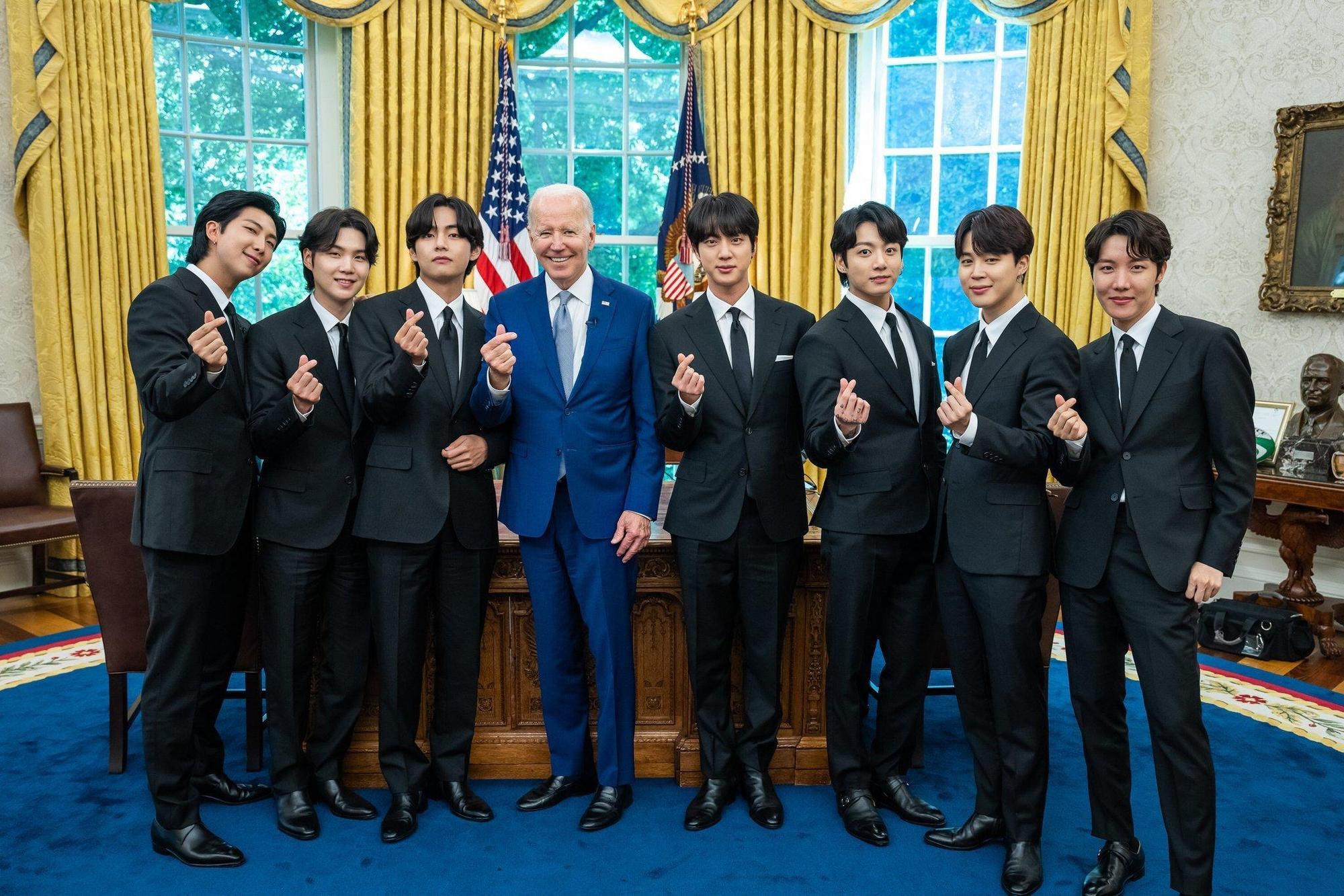 BTS防彈少年團與美國總統拜登會面,開心比手指愛心合照留念。(翻攝防彈少年團推特)