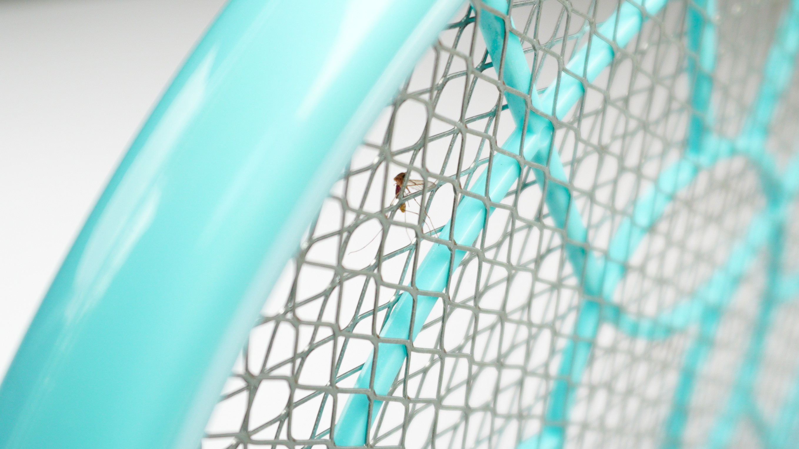 新北市消保官抽驗市售6款充電式電蚊拍，竟在安全性上都有不合規定的地方。（示意圖，東方IC）