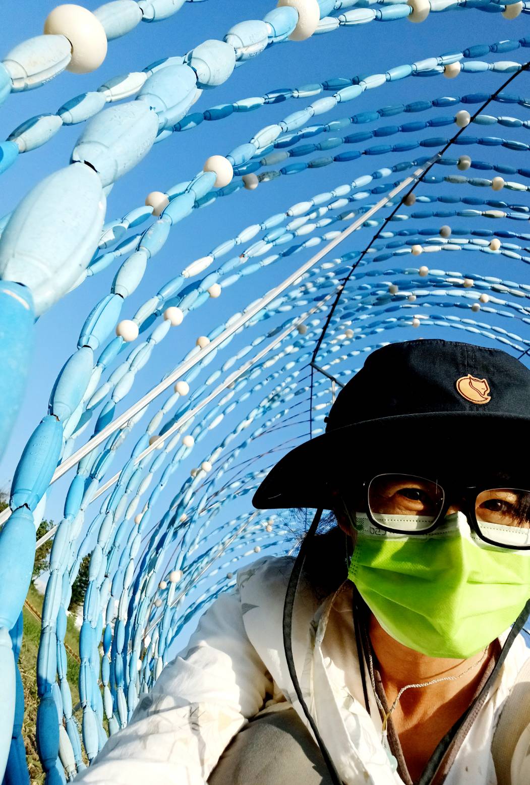 作品裡也運用大量的浮球，有台灣、中國浙江和香港的浮球，都是海漂垃圾。圖為海廢創作者唐采伶。（唐采伶提供）