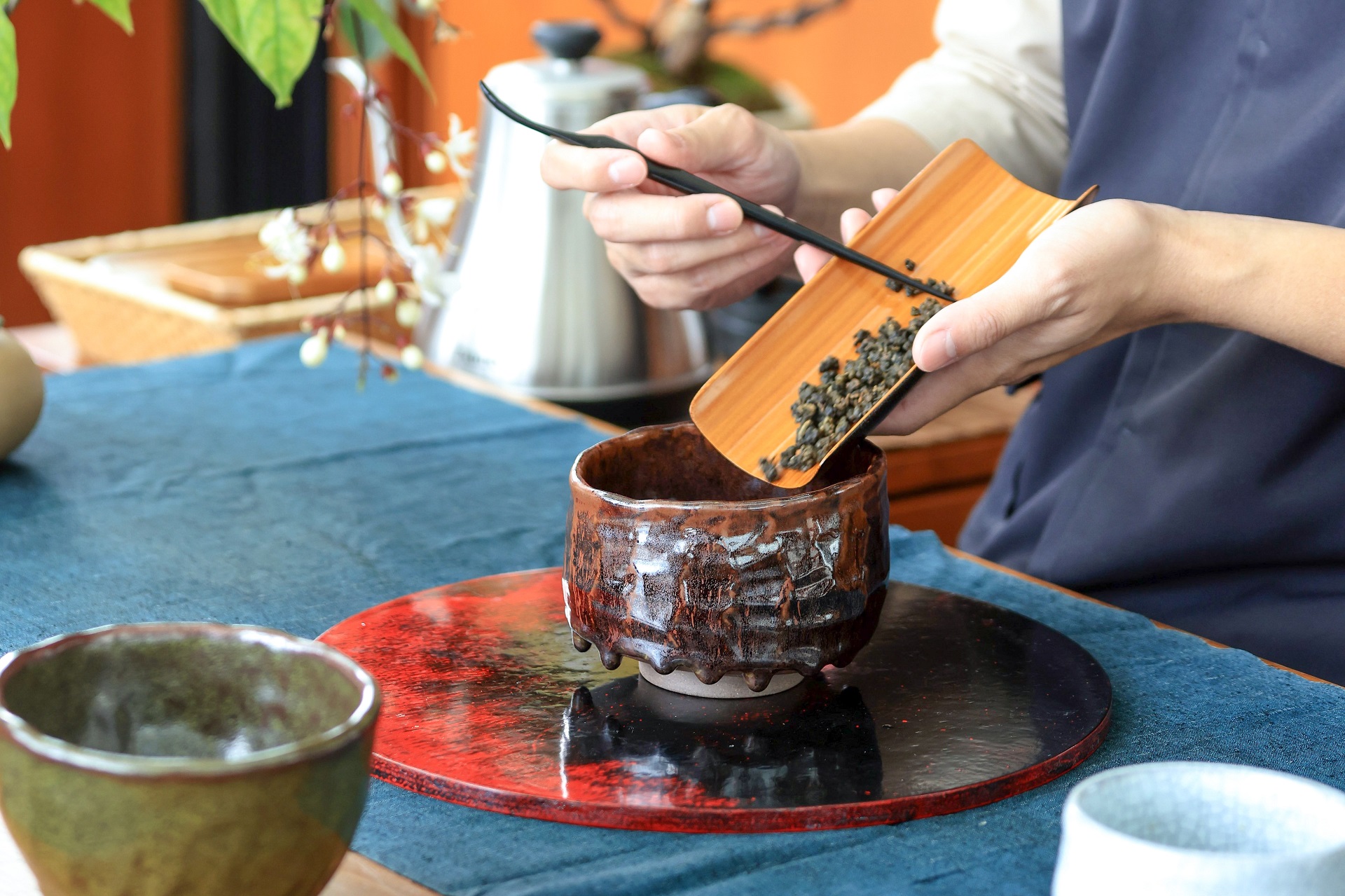 茶韻情境式體驗跟著茶師觀茶、賞茶、品茶涵養性靈。