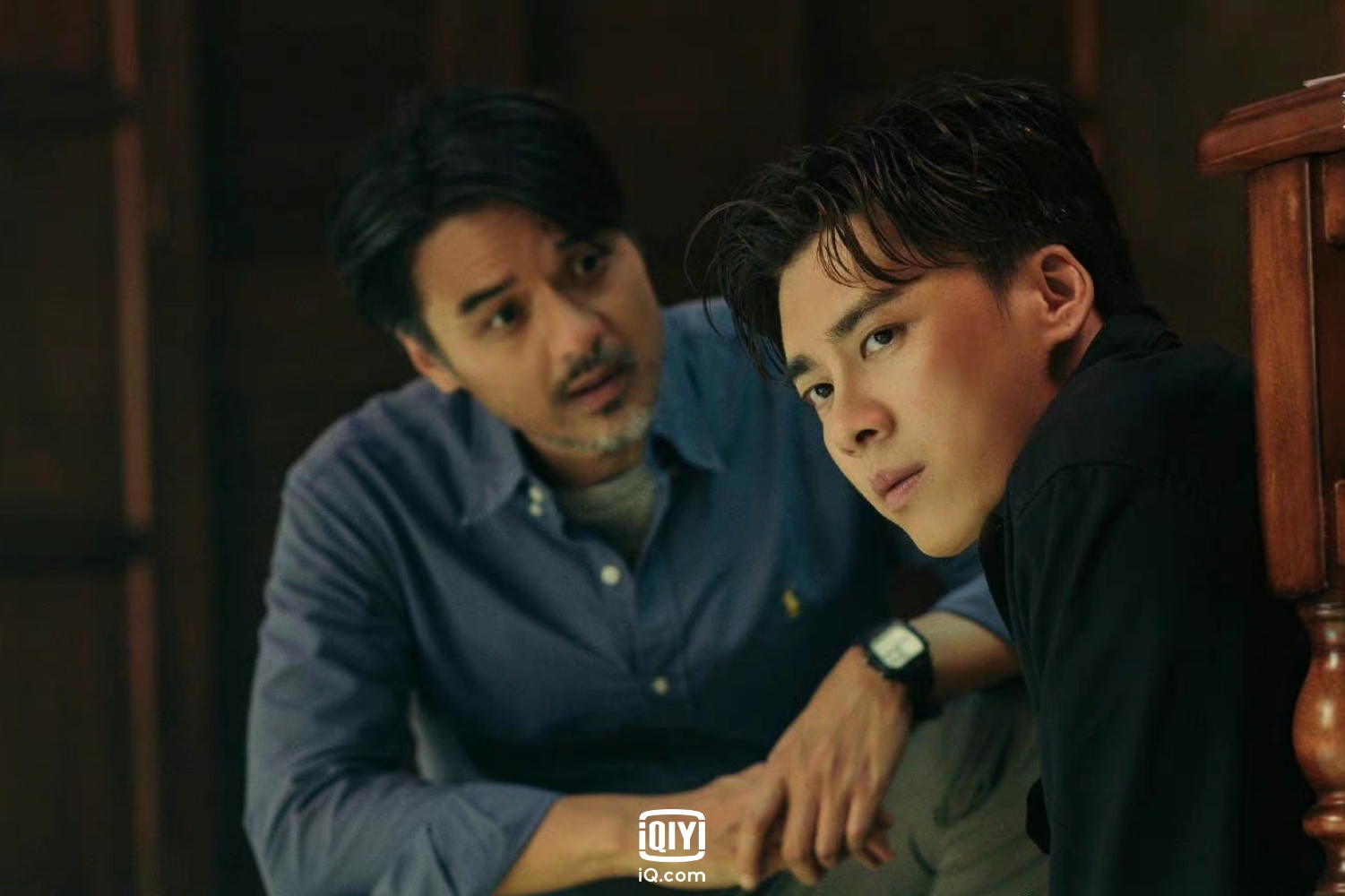 李易峰(右)在《暗夜行者》周旋在愛人、兄弟與仇人間,演出多重身分讓他巧花心思設計小動作。(愛奇藝國際站提供)