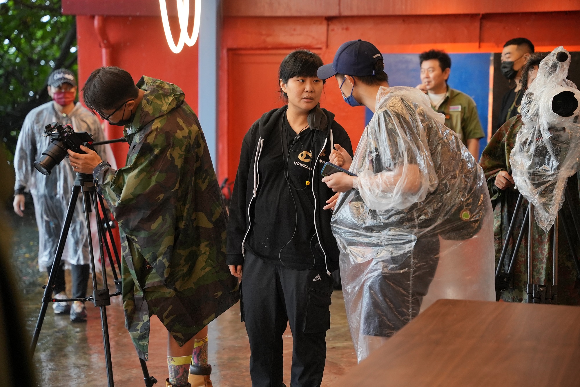 《來吧！營業中》製作人葉佩容（中）在錄影前與現場人員溝通工作內容。（好看娛樂提供）