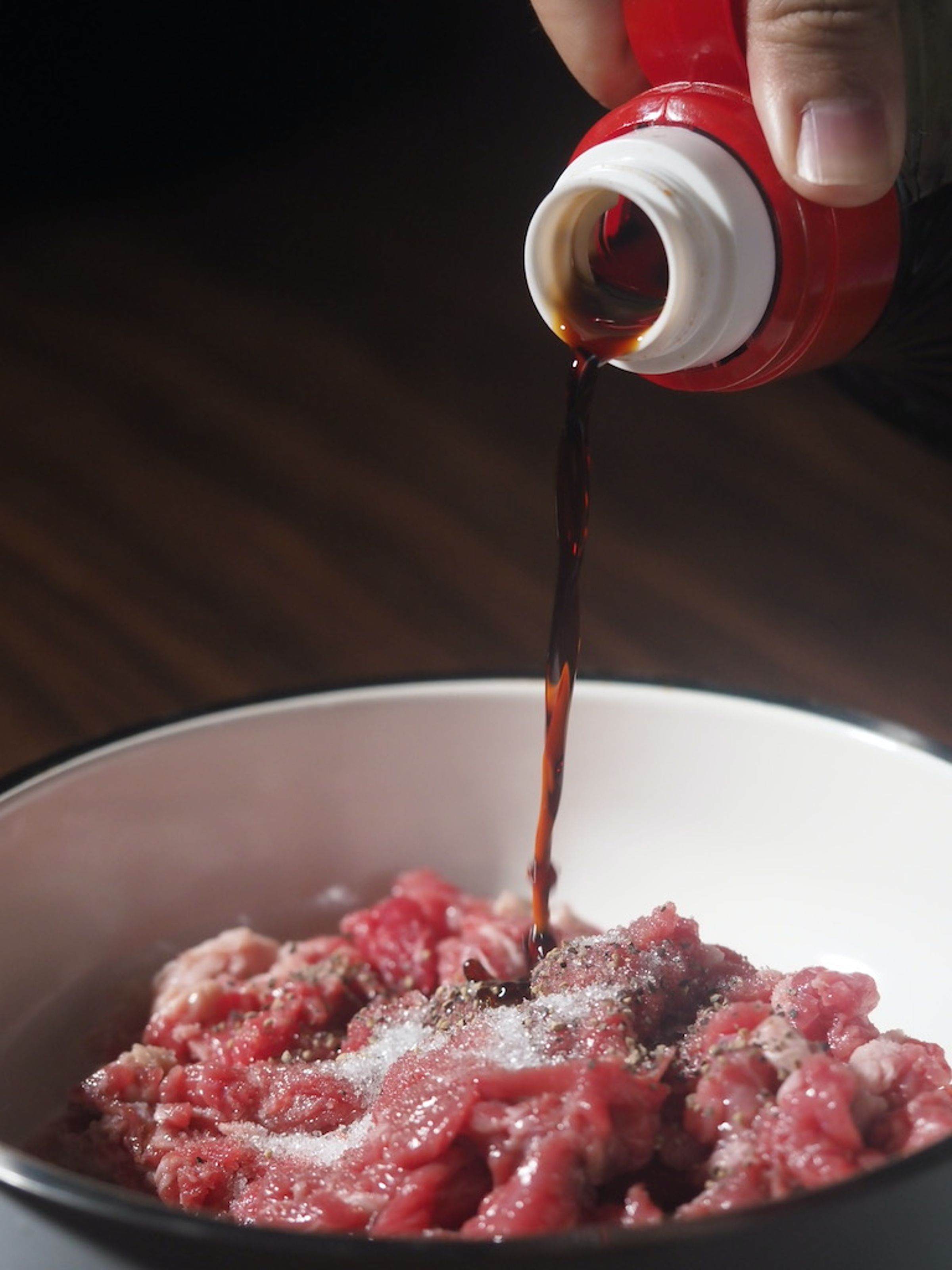 肉絲加黑胡椒、糖、醬油醃個底味。