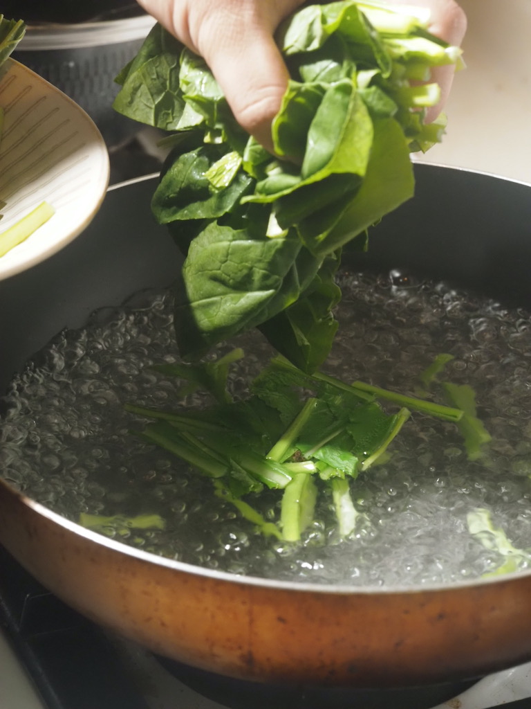 滾水加鹽可保持菜葉翠綠，菜葉變軟就要馬上起鍋。