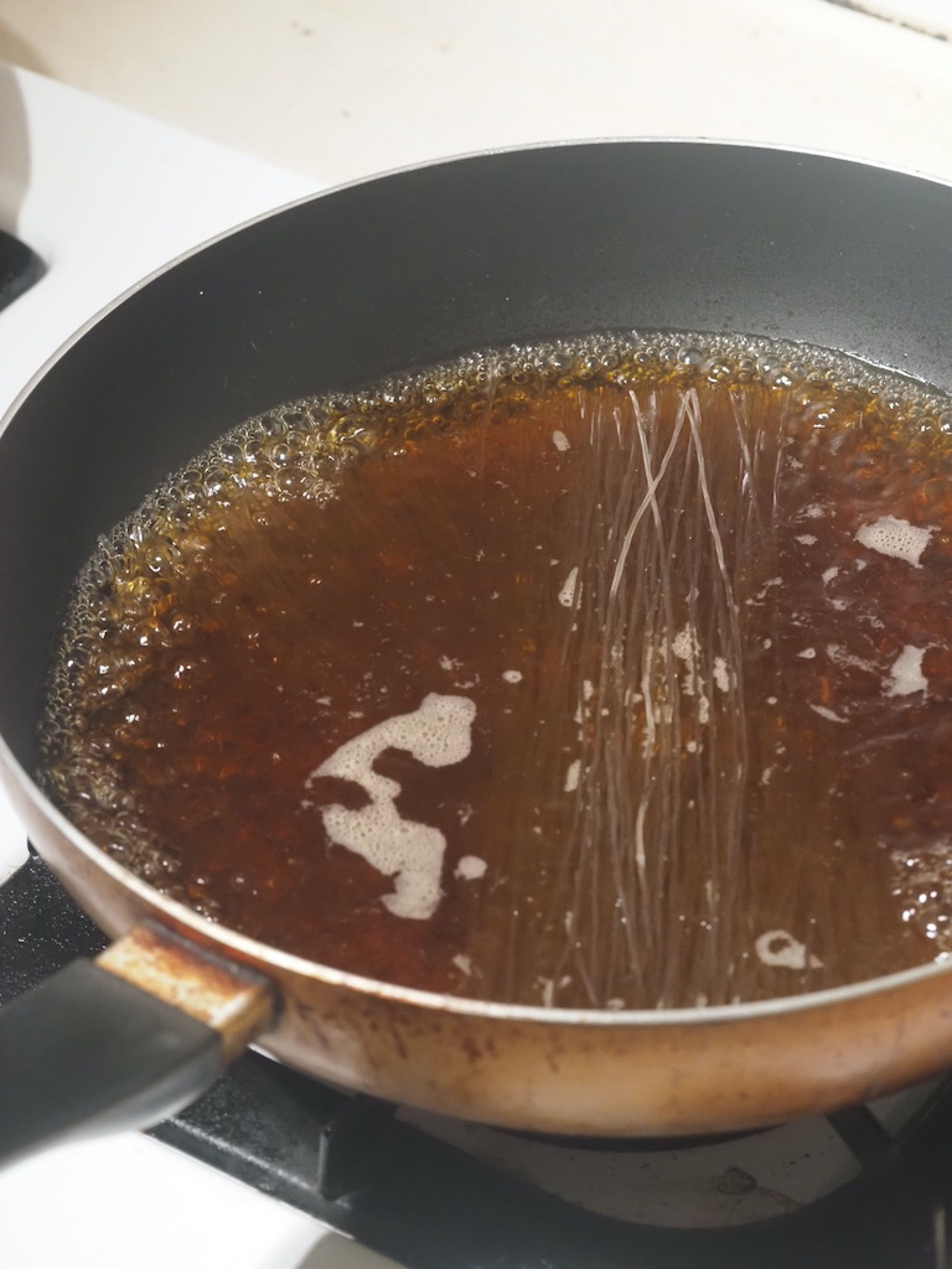 煮粉絲的水中加醬油和糖是關鍵步驟。