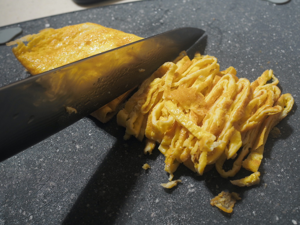 切成均勻蛋絲。