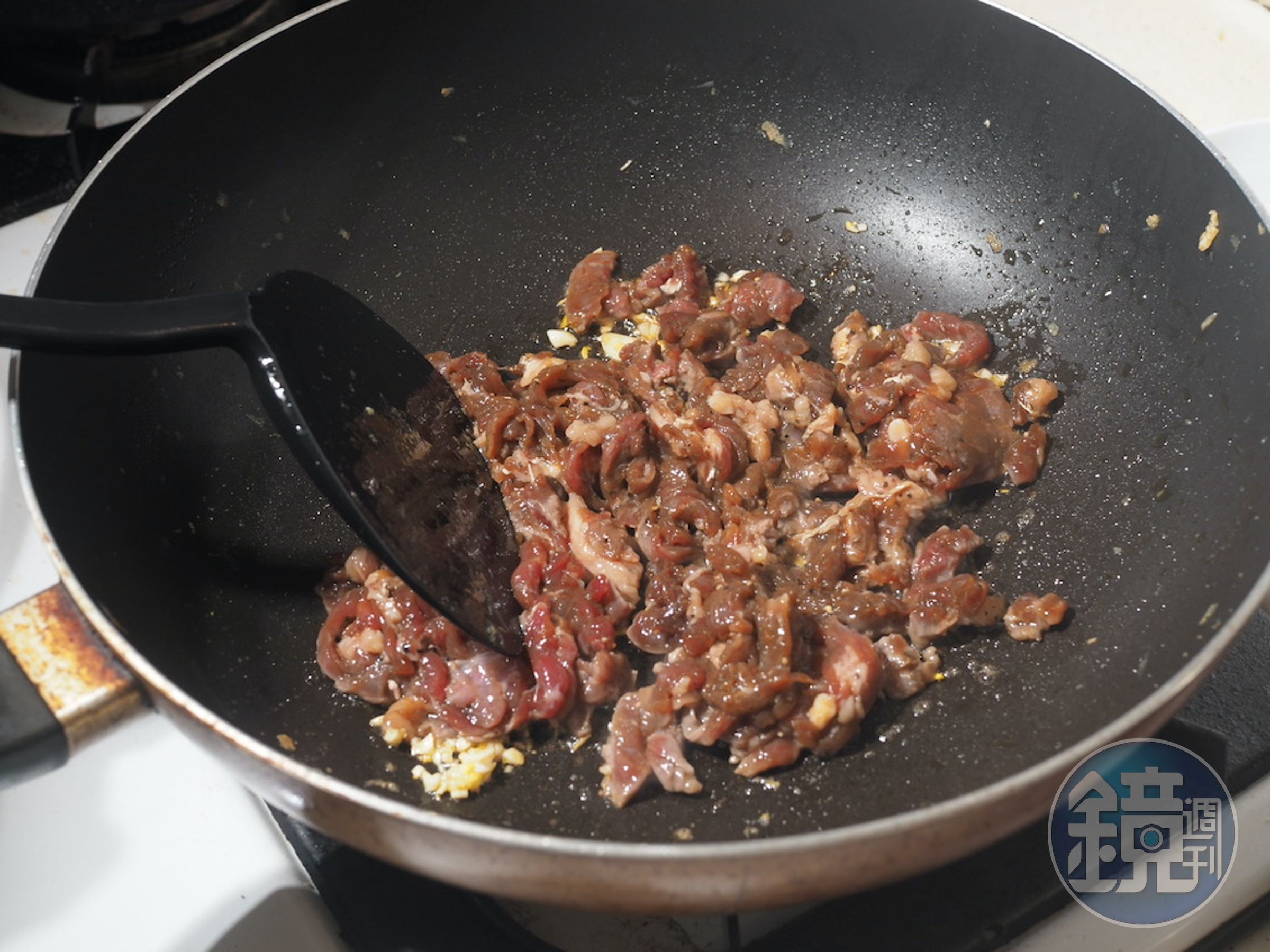 肉不用炒到全熟，之後回鍋的餘熱會讓它變熟。