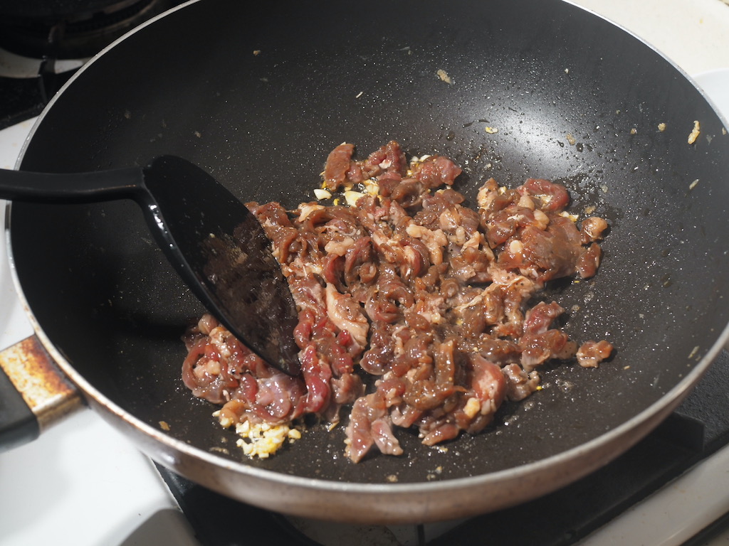 肉不用炒到全熟，之後回鍋的餘熱會讓它變熟。